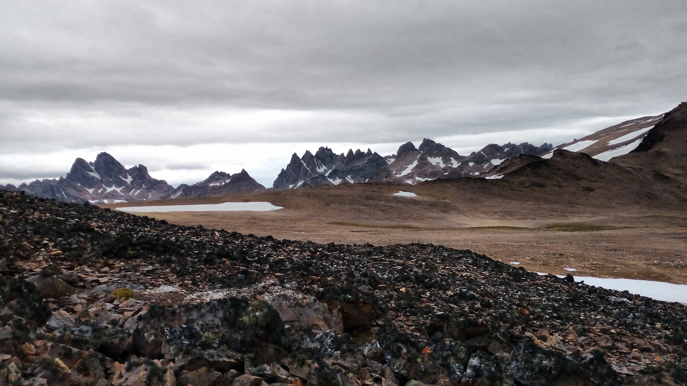 La ligne de crête des Dientes de Navarino vue depuis le Cerro Bandera au-dessus de Puerto Williams