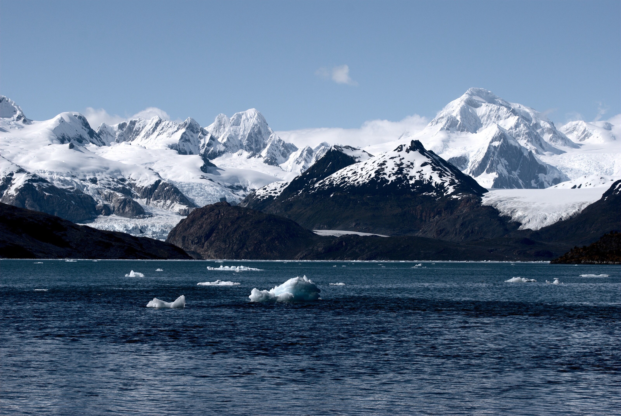 Baie Ainsworth et glacier Marinelli dans la Cordillère Darwin, depuis le seno del Almirantazgo