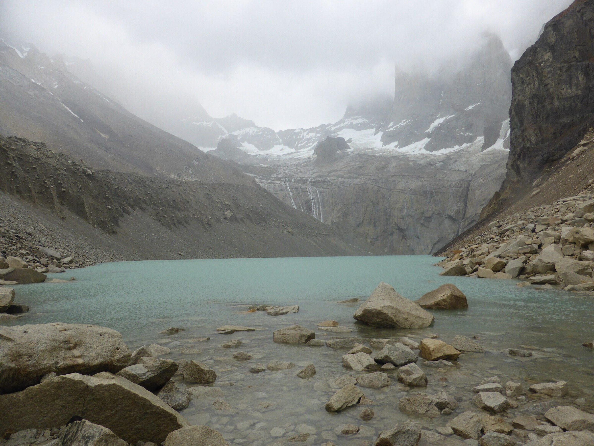 La Cordillera del Paine et le lac glaciaire depuis le Mirador Base de las Torres, parc national Torres del Paine