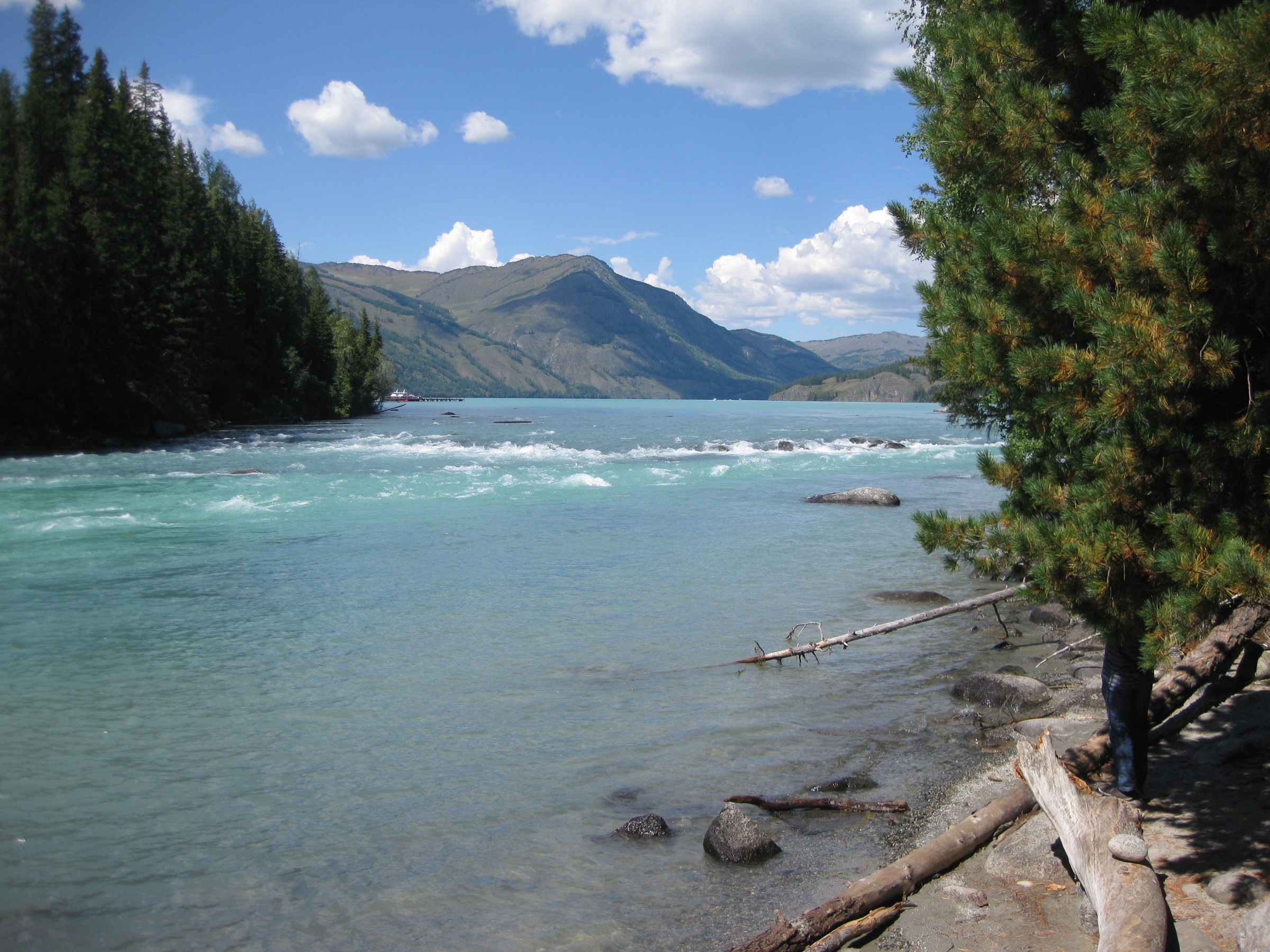 Vue vers le sud du lac Kanas depuis l'exutoire, zone panoramique du Kanas