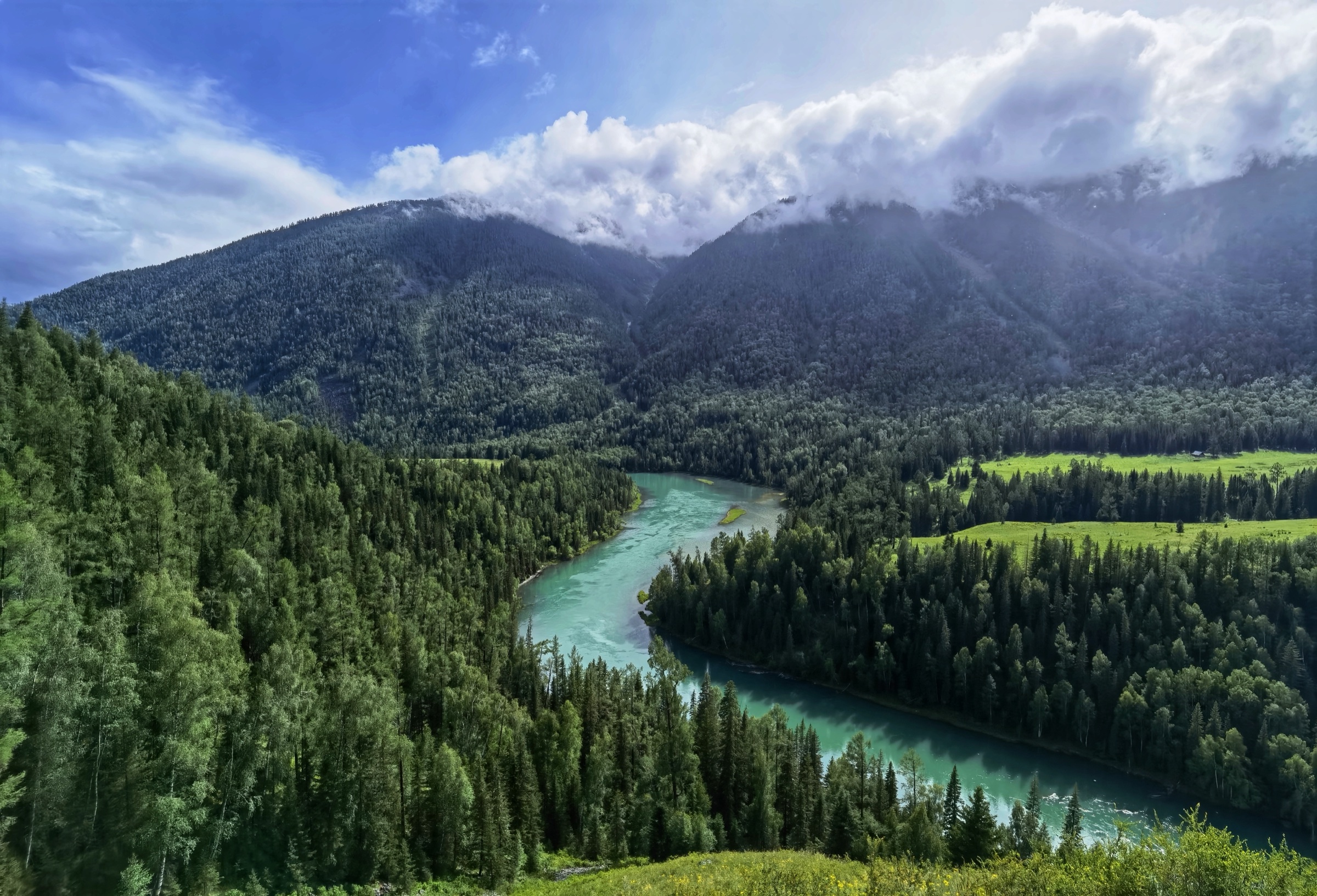 Baie de la Lune sur la rivière Kanas, zone panoramique du Kanas, Xinjiang