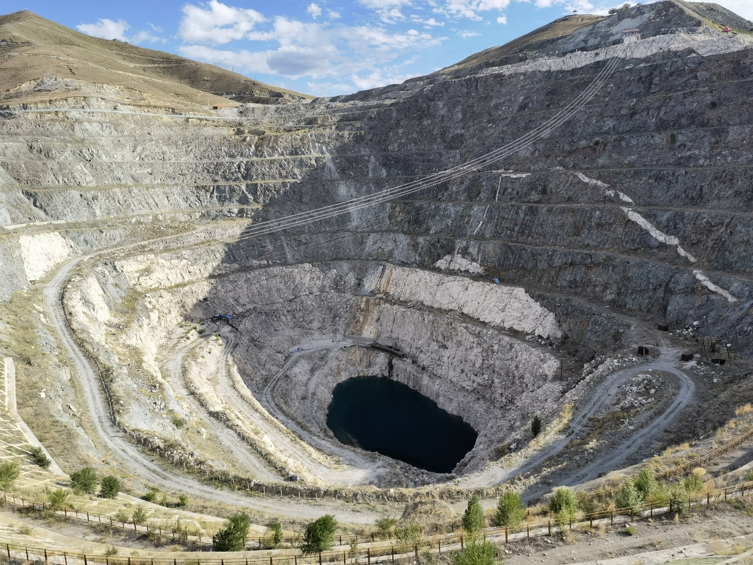 La mine à ciel ouvert en terrasses de pegmatite à métaux rares n°3 à Keketuohai, Xinjiang