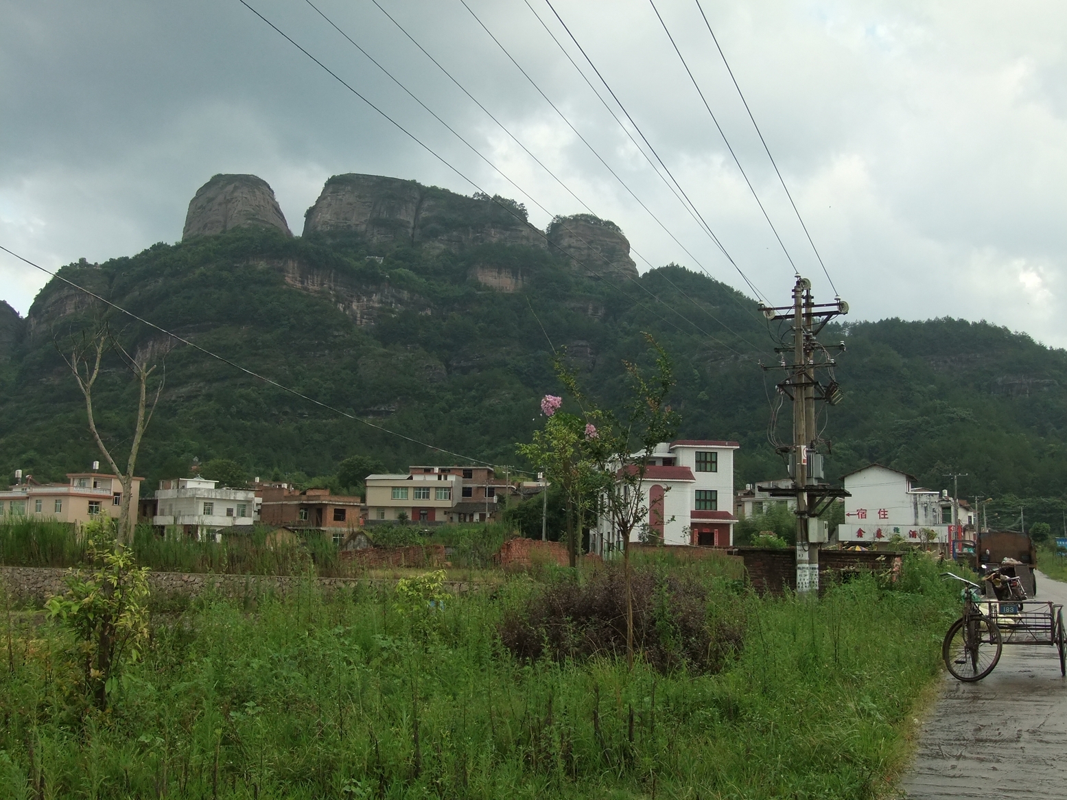 Vue lointaine du mont Guanzhai à Liancheng, Fujian — falaises de grès rouge s'élevant abruptement au-dessus de la forêt subtropicale