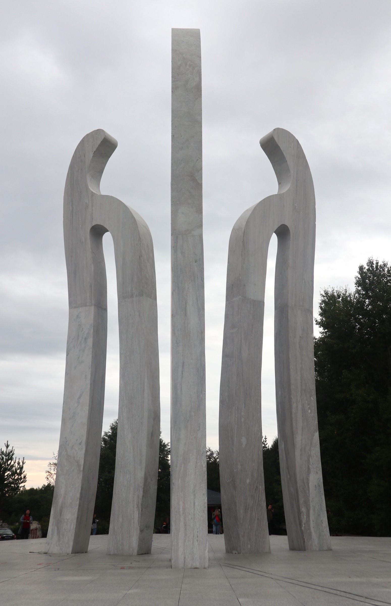L'une des sculptures calligraphiques du caractère chinois 北 (nord) à Beijicun