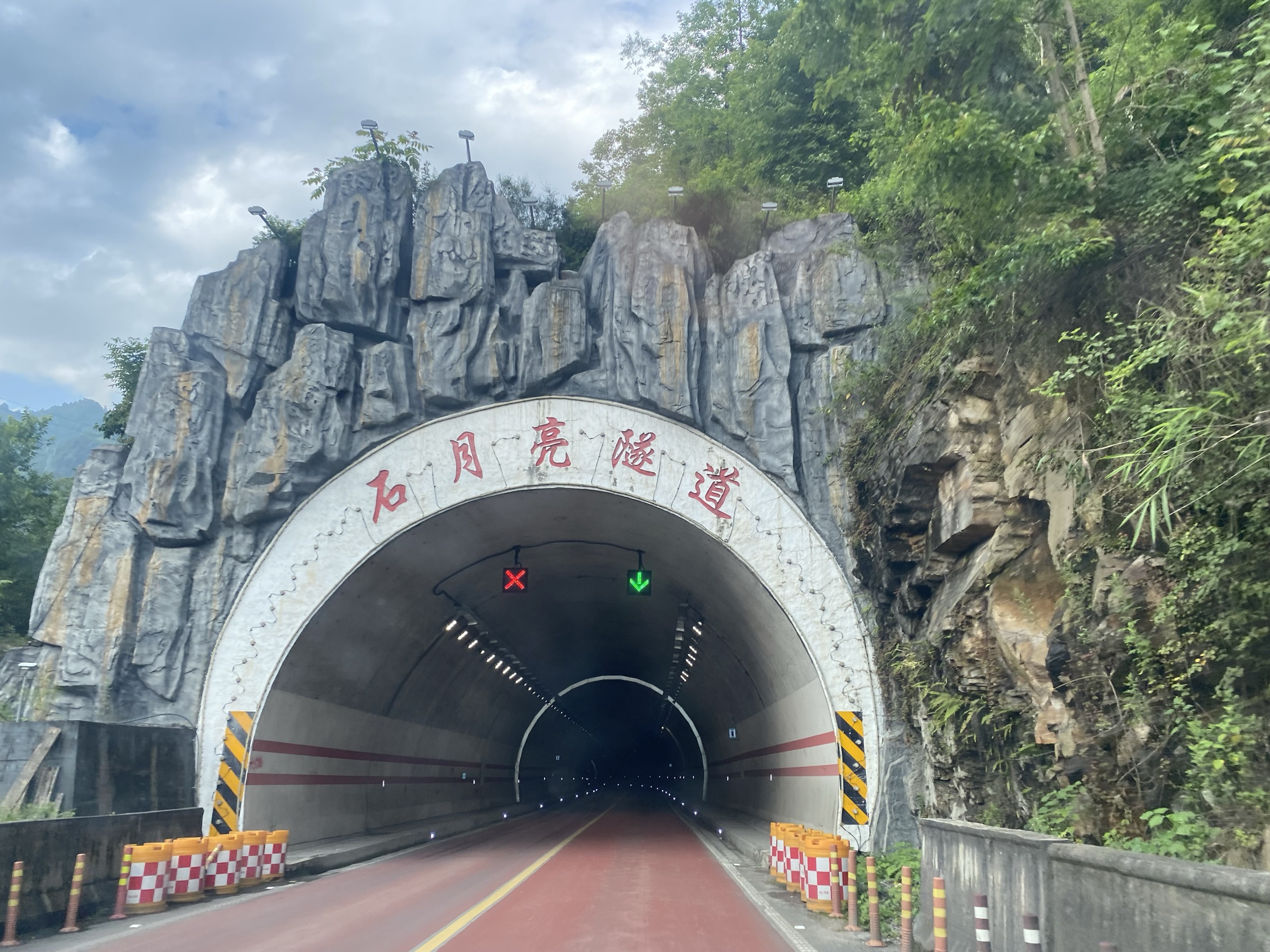 Route panoramique du Nujiang près du tunnel de Shiyueliang