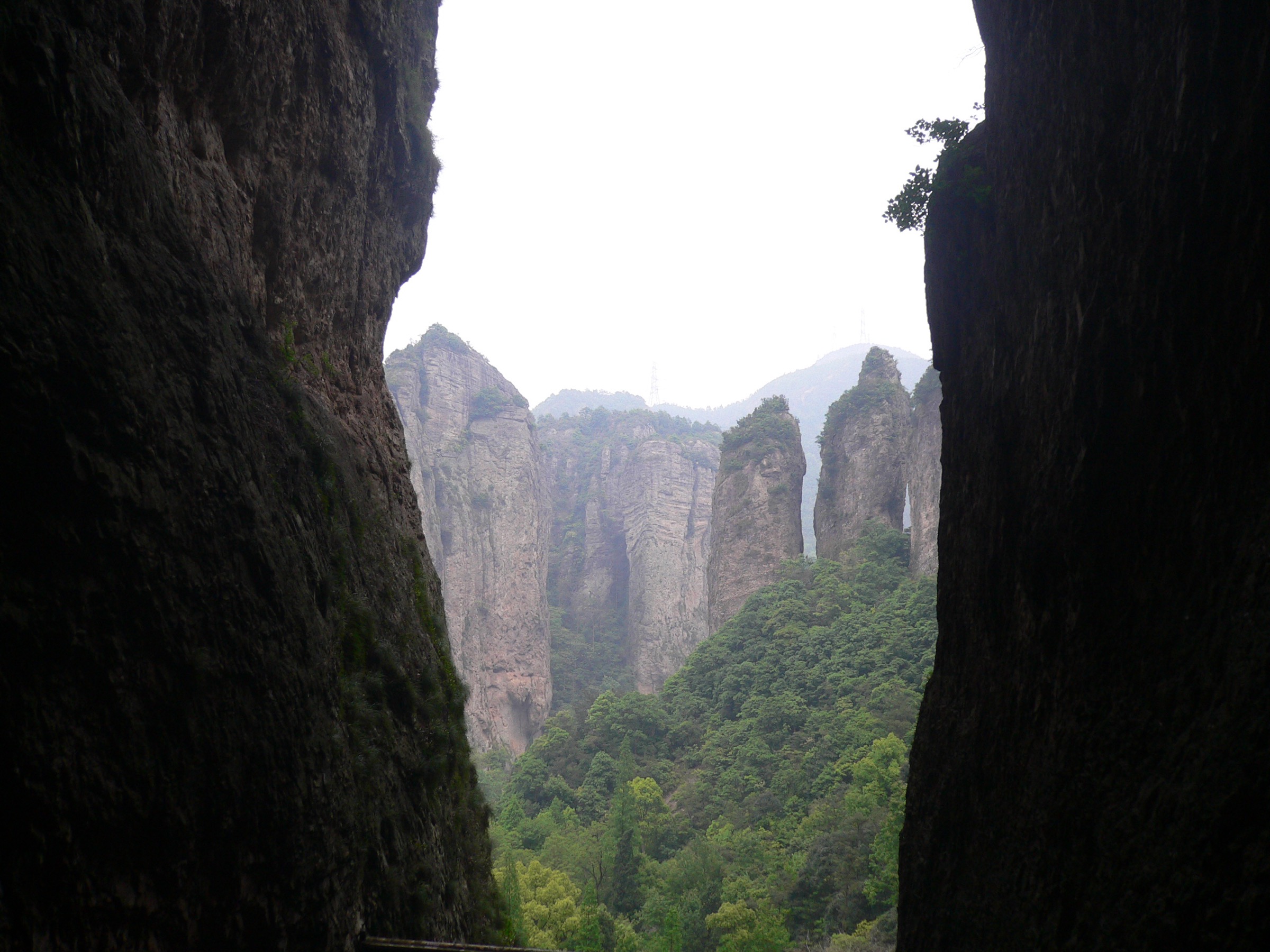 Les pics Jumelles de Bambou encadrés par l'entrée de la grotte de Guanyin dans la zone de Lingfeng, Yandang Shan