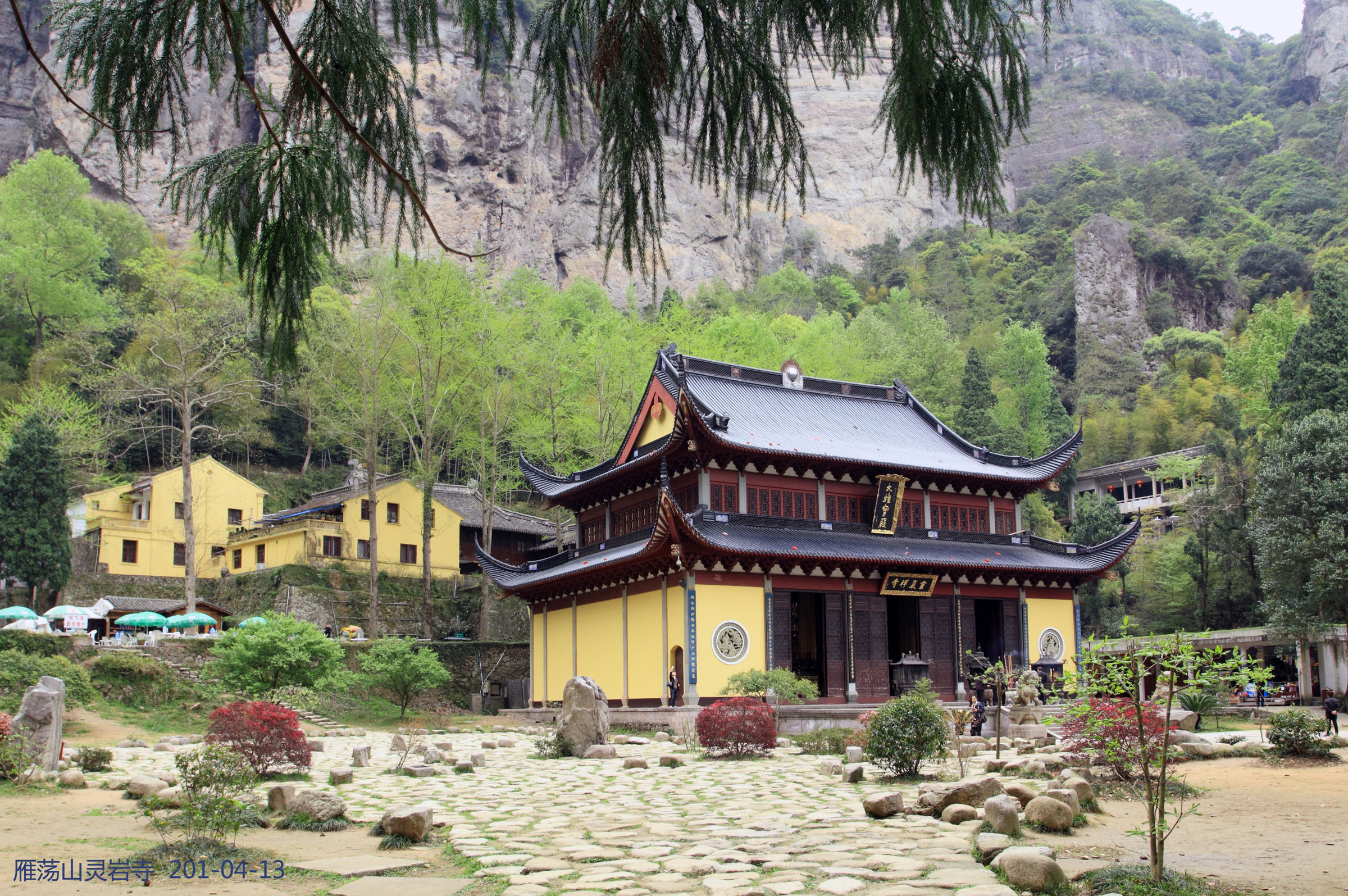 Temple de Lingyan au pied des falaises de rhyolite dans la zone de Lingyan, Yandang Shan