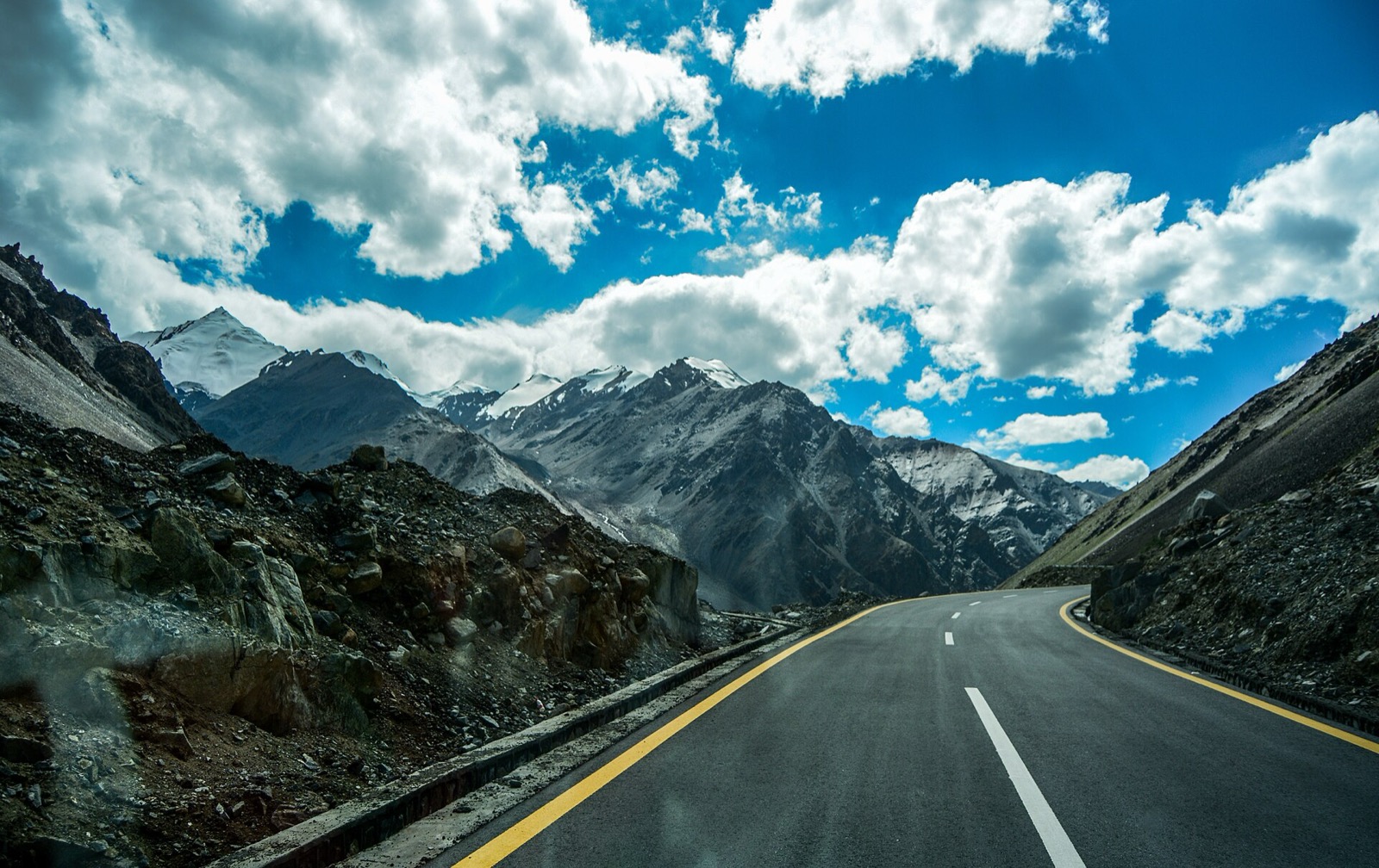 Karakoram Highway at high altitude approaching Khunjerab Pass