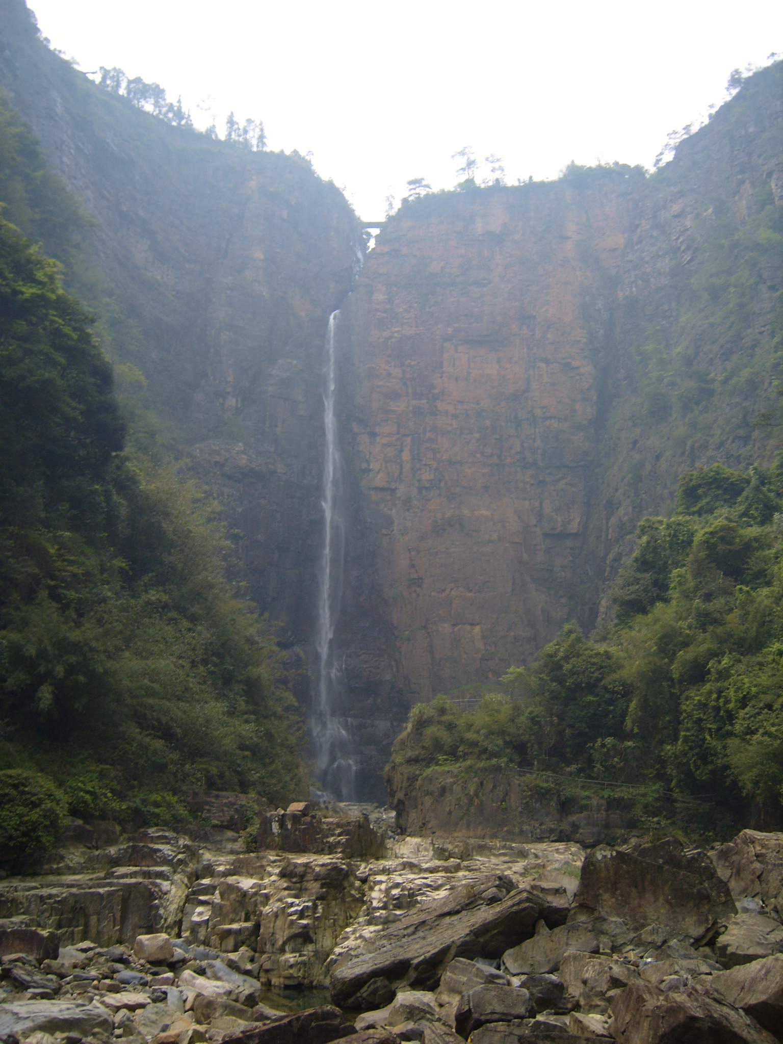 Parois de grès du Grand Canyon du Guangdong dans le comté autonome yao de Ruyuan