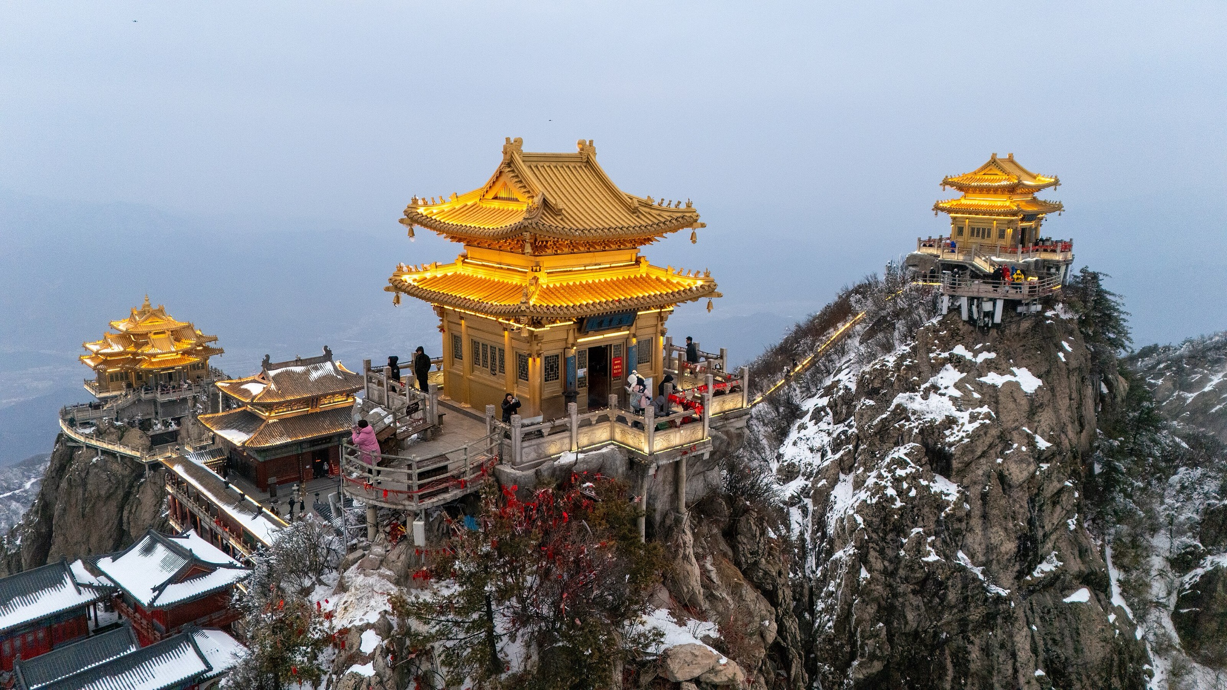 Paysage de pics granitiques boisés du mont Laojun, comté de Luanchuan, Henan