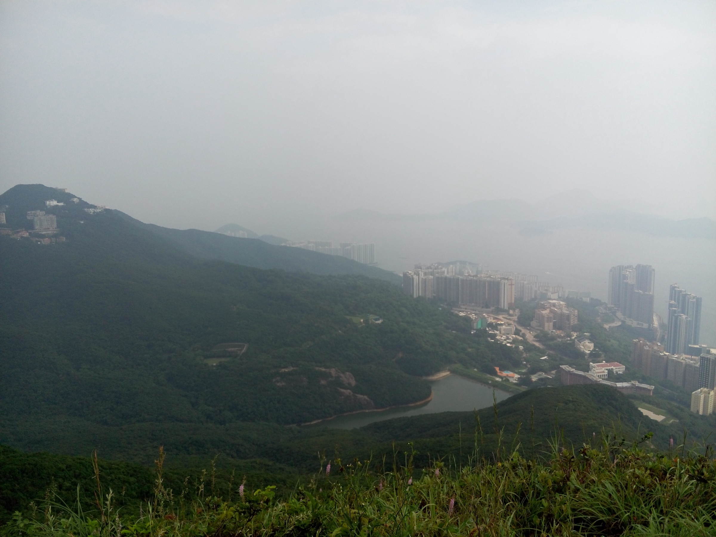 Le réservoir de Pok Fu Lam et le flanc sud-ouest de Hong Kong Island vus depuis High West