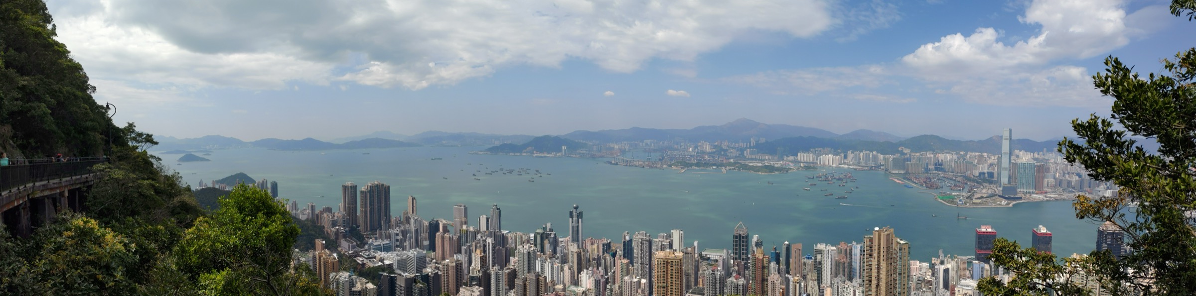 Vue du port Victoria et du centre de Hong Kong depuis Lugard Road sur le Peak Circle Walk