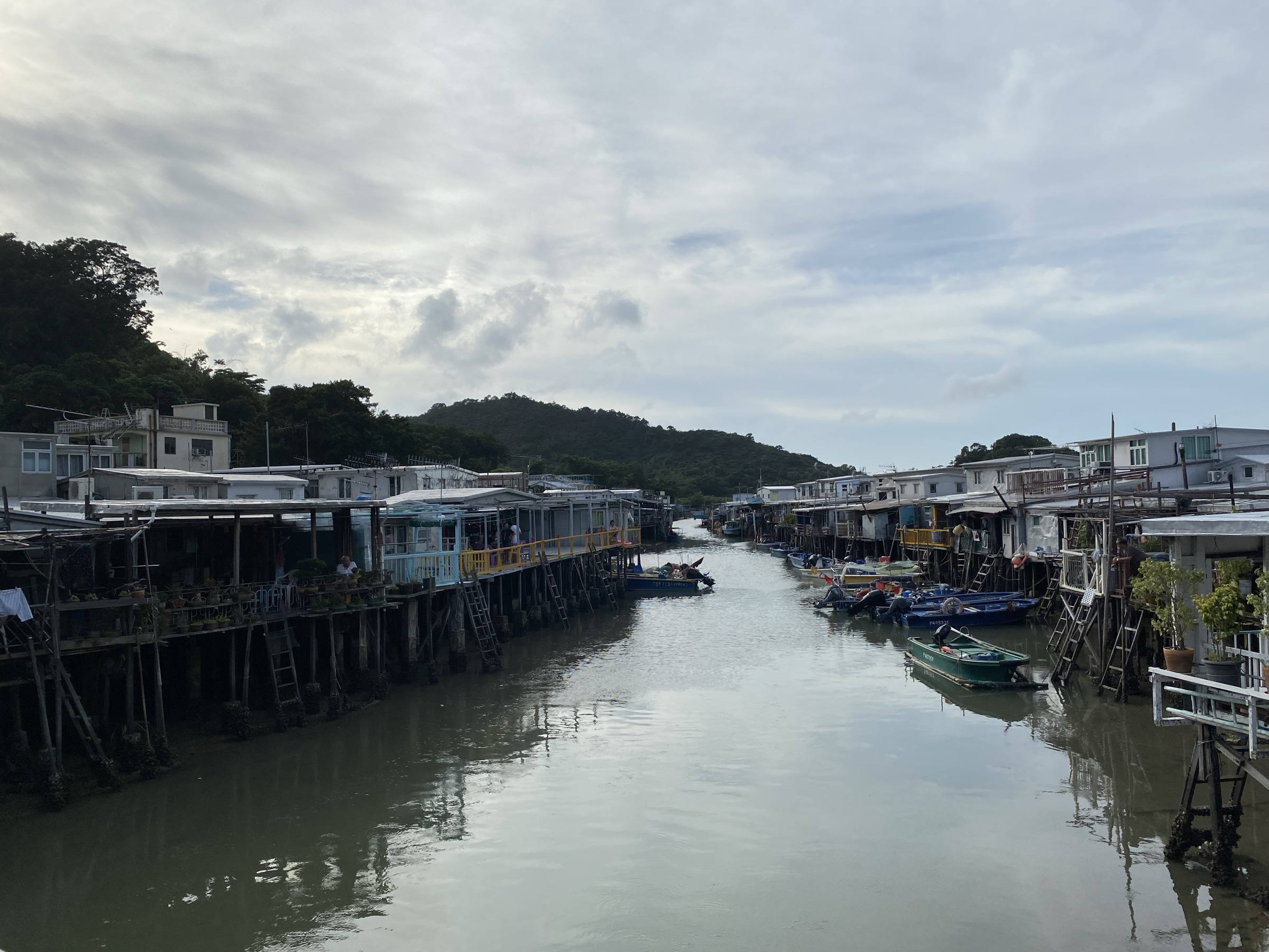 Maisons sur pilotis sur les voies navigables du village de pêcheurs de Tai O, nord-ouest de l'île de Lantau