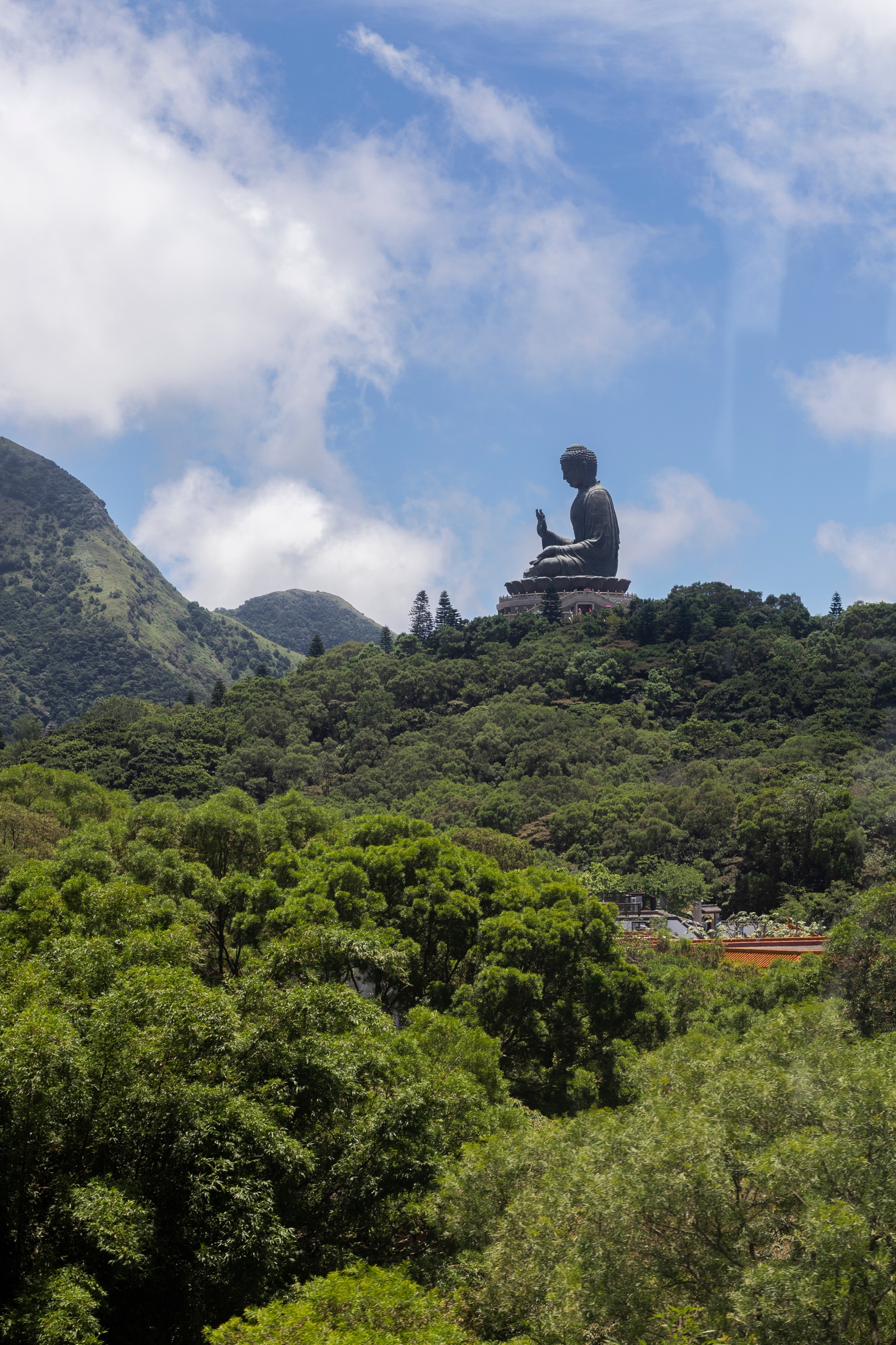 Statue du Bouddha de Tian Tan assise sur le plateau de Ngong Ping, île de Lantau