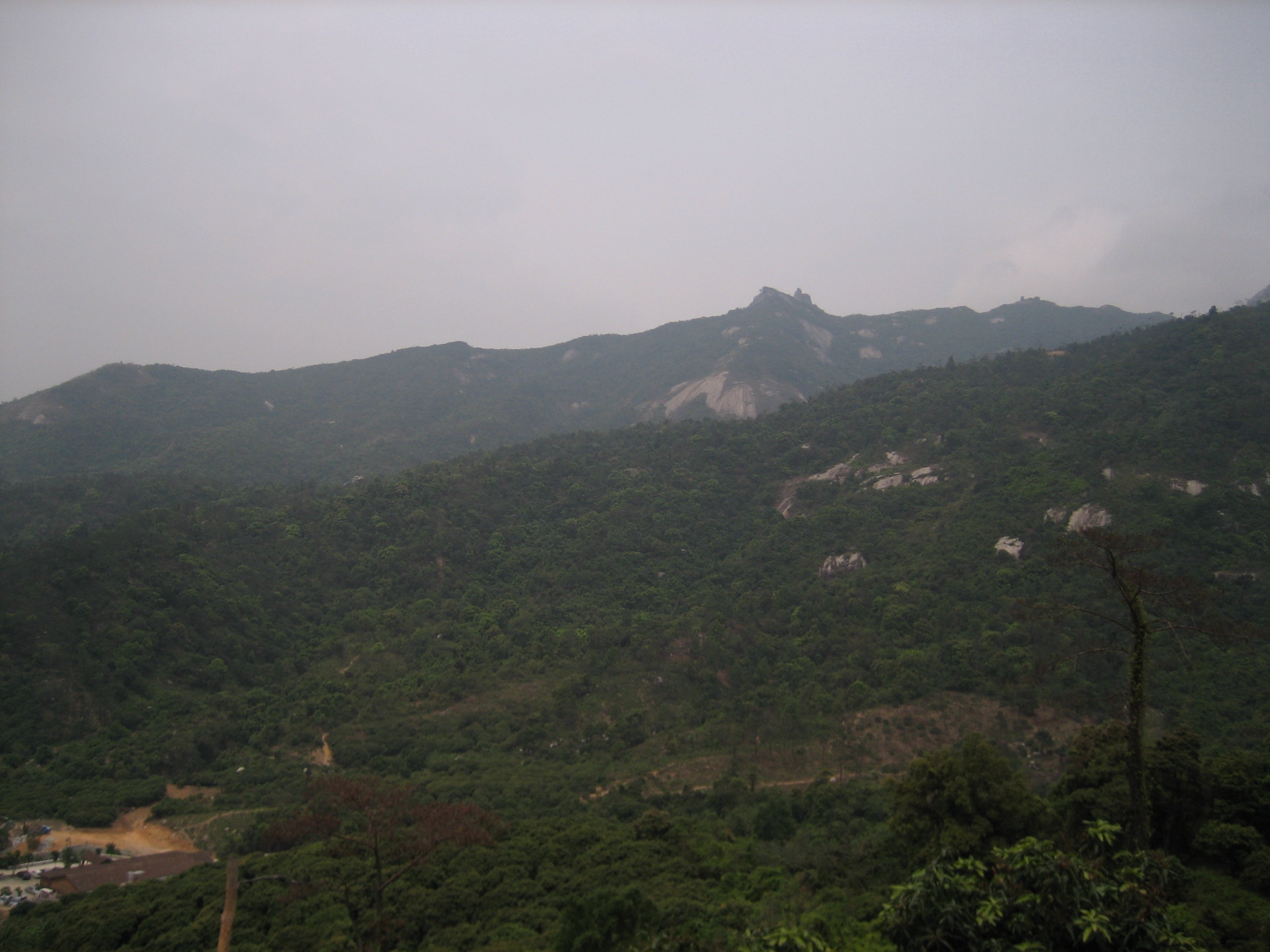 Crêtes boisées du Luofu Shan (罗浮山, 1 296 m) au-dessus de Huizhou, plus haut sommet de la marge orientale des reliefs du delta de la rivière des Perles