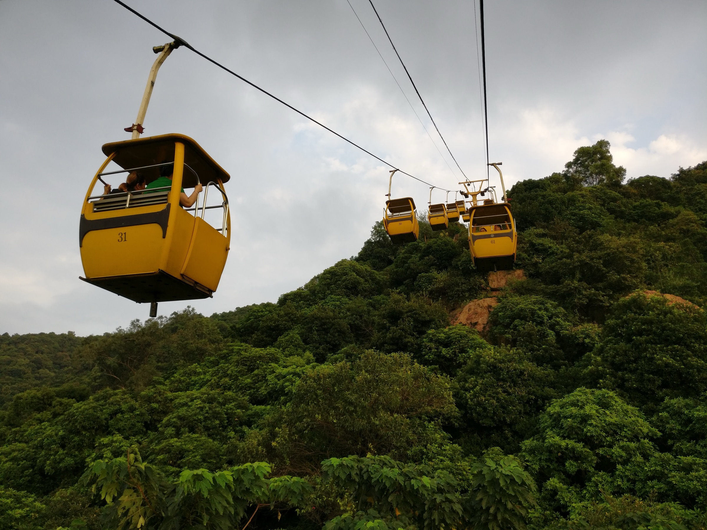 Télécabine de Sai Chiu s'élevant au-dessus du culot volcanique du Xiqiao Shan (西樵山, 346 m), Foshan