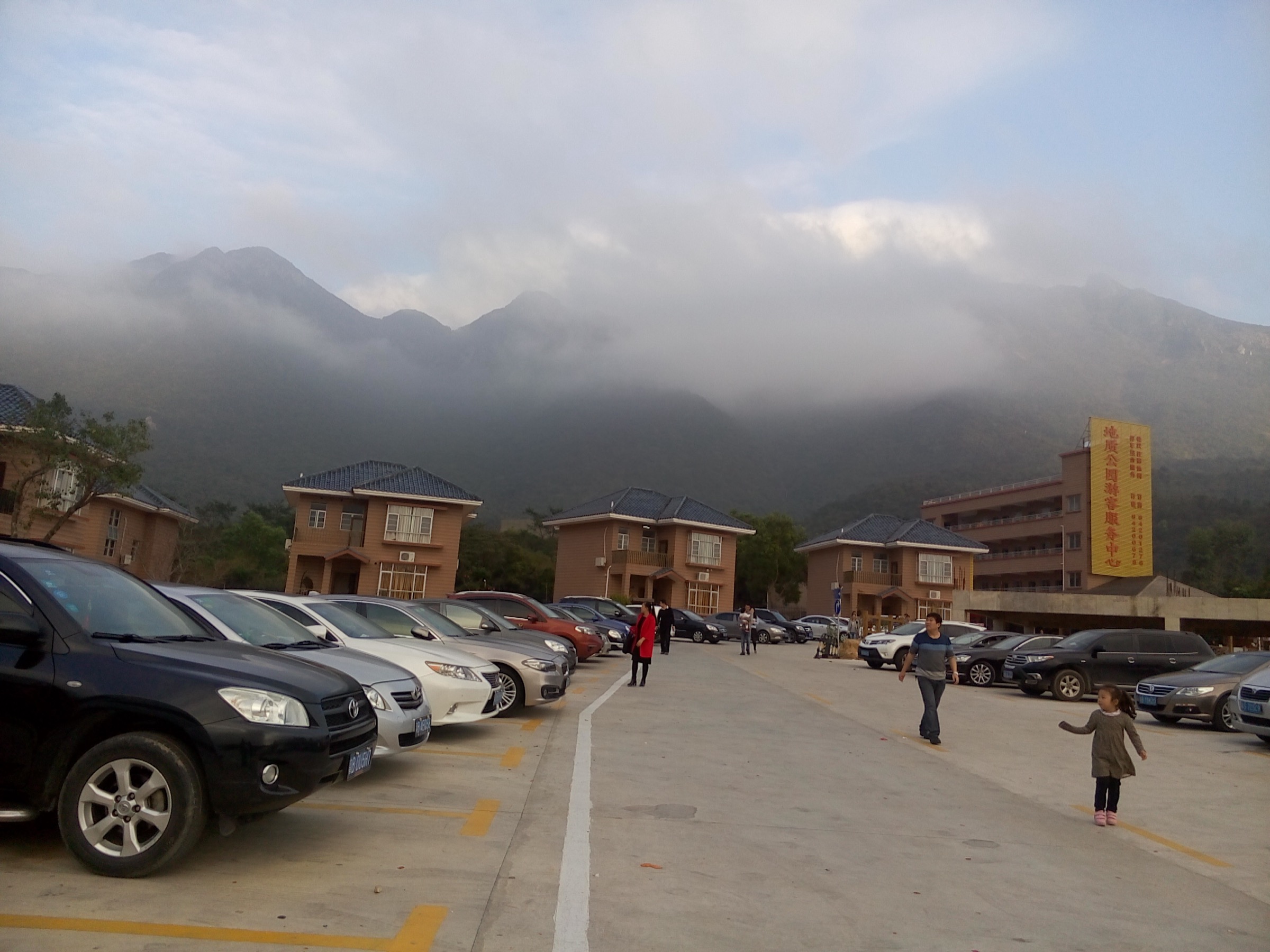 Tors de granite et crête du Qiniang Shan (869 m) sur la péninsule de Dapeng, Shenzhen