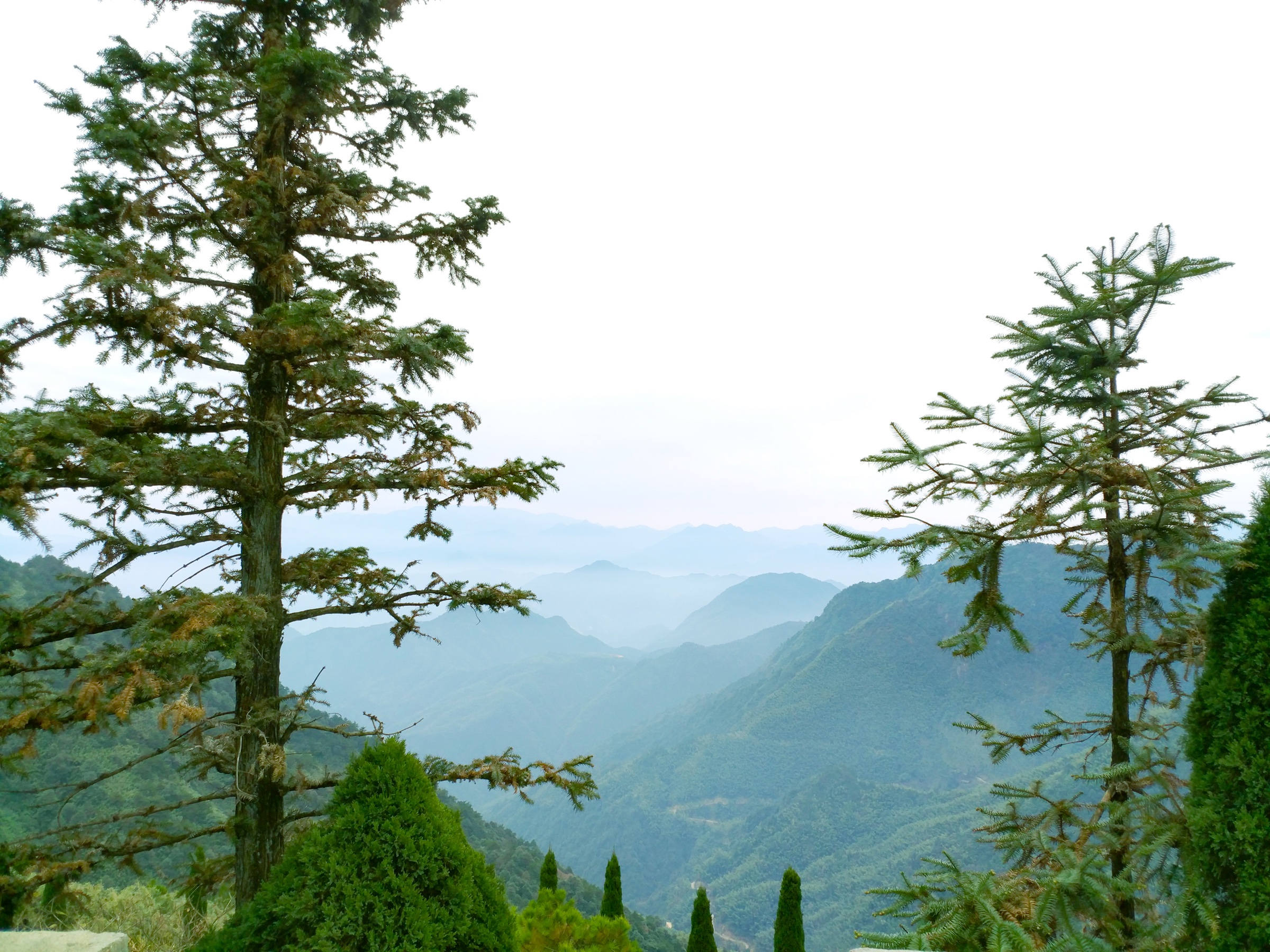 Sentier supérieur et crête boisée du mont Gexian, comté de Yanshan