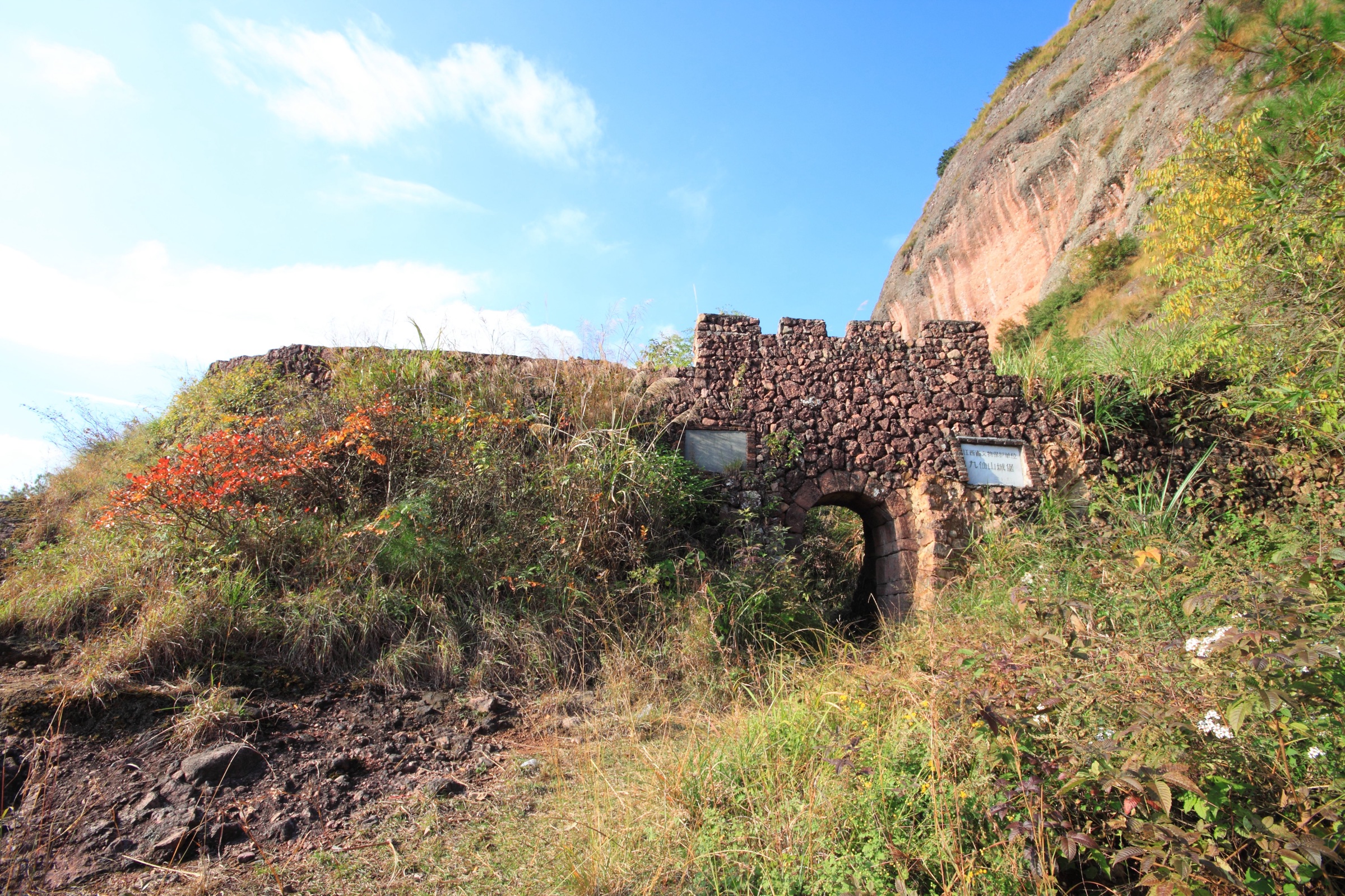 Murs de la forteresse de pierre à Jiuxianshan, à Guangfeng