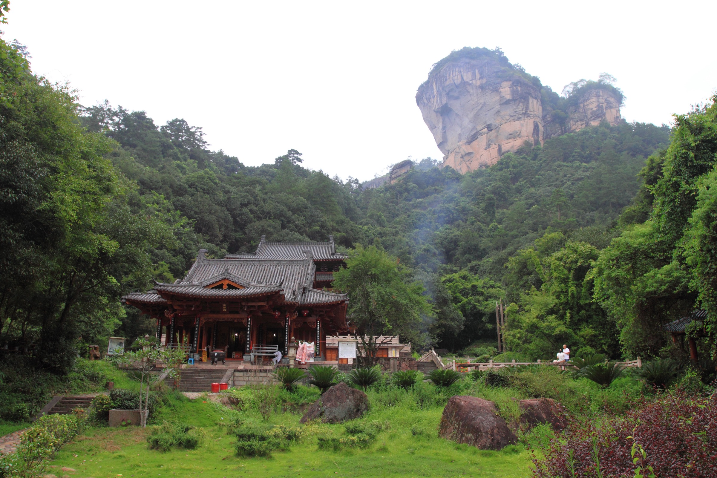 Temple Zhizhi'an au pied du pic du Grand Roi dans la zone panoramique du Wuyi Shan