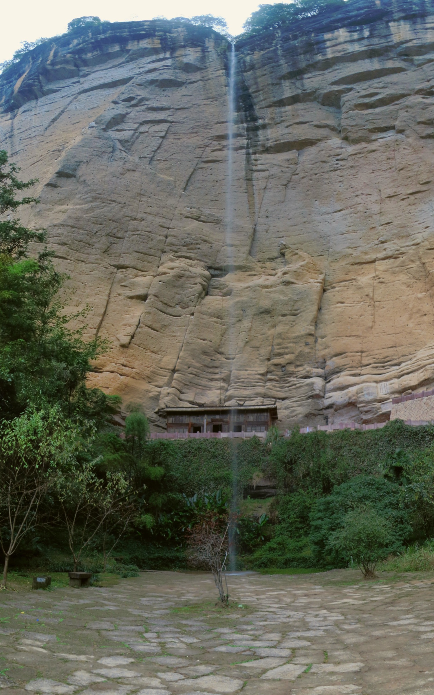 Cascade saisonnière de la Grotte du Rideau d'Eau se déversant à travers l'ouverture de la grotte, zone panoramique du Wuyi Shan