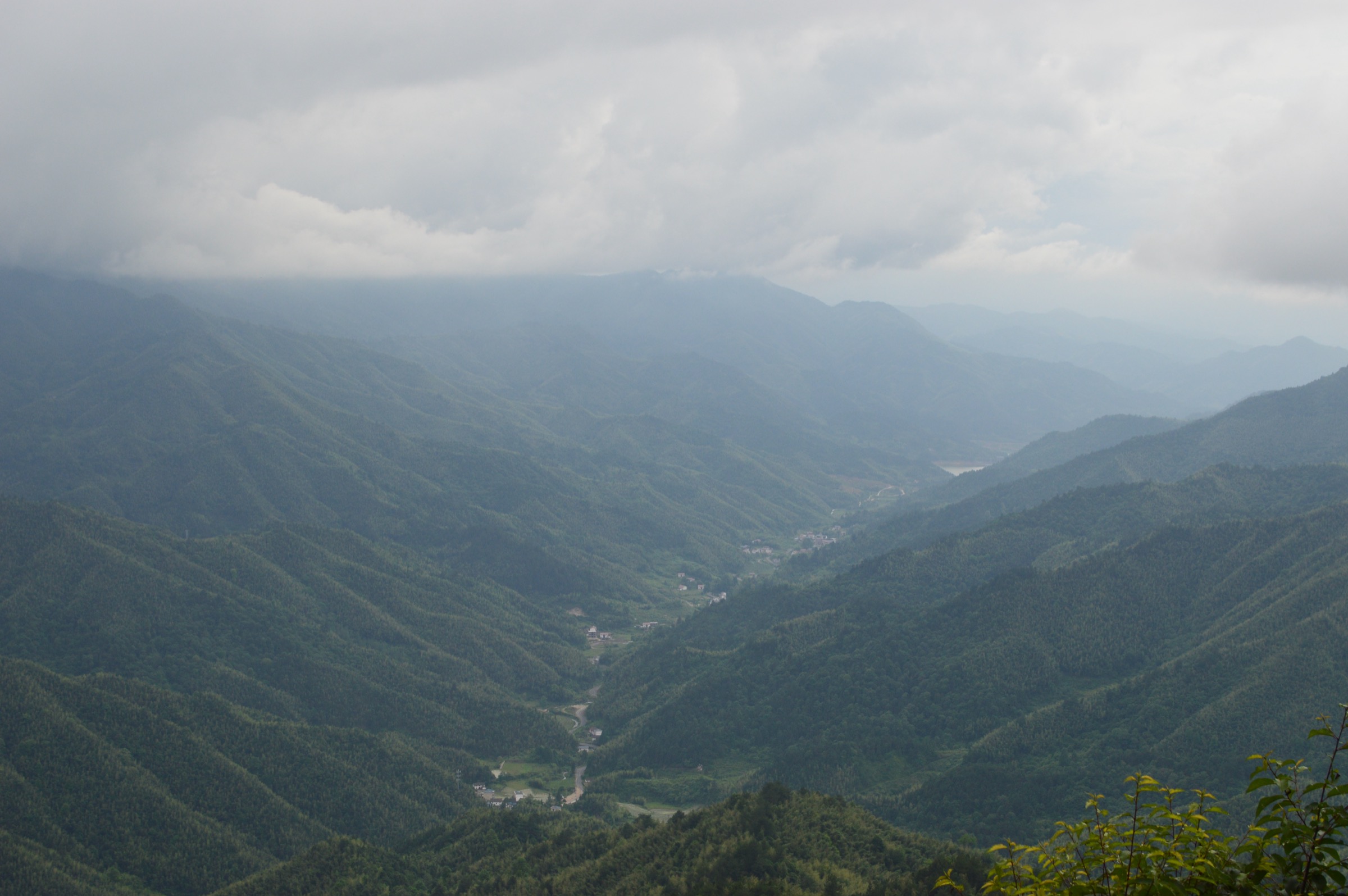 Cloud sea breaking against the Huangyangjie ridge at 1,343 m
