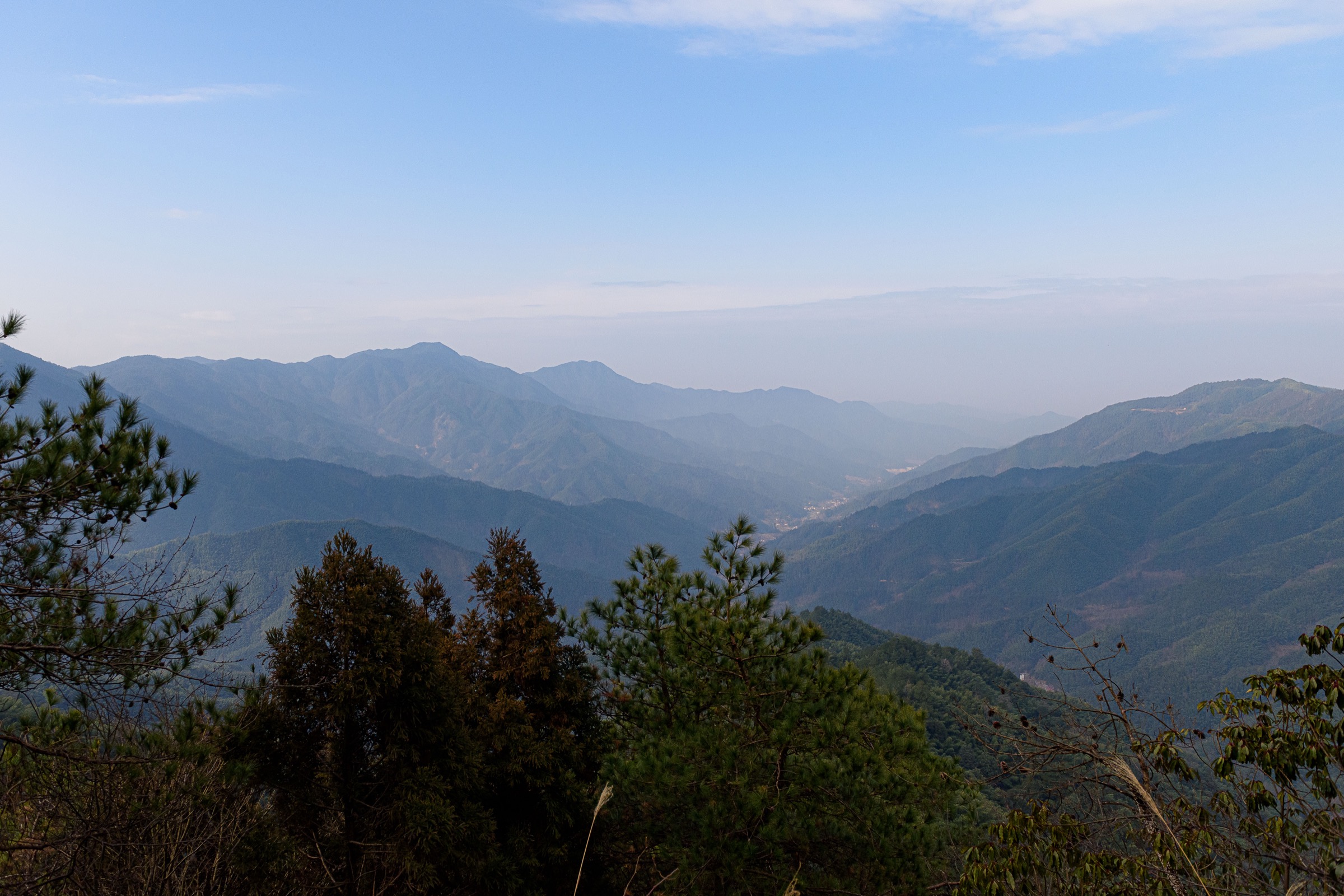 Granite ridges west of Huangyangjie looking towards Hunan