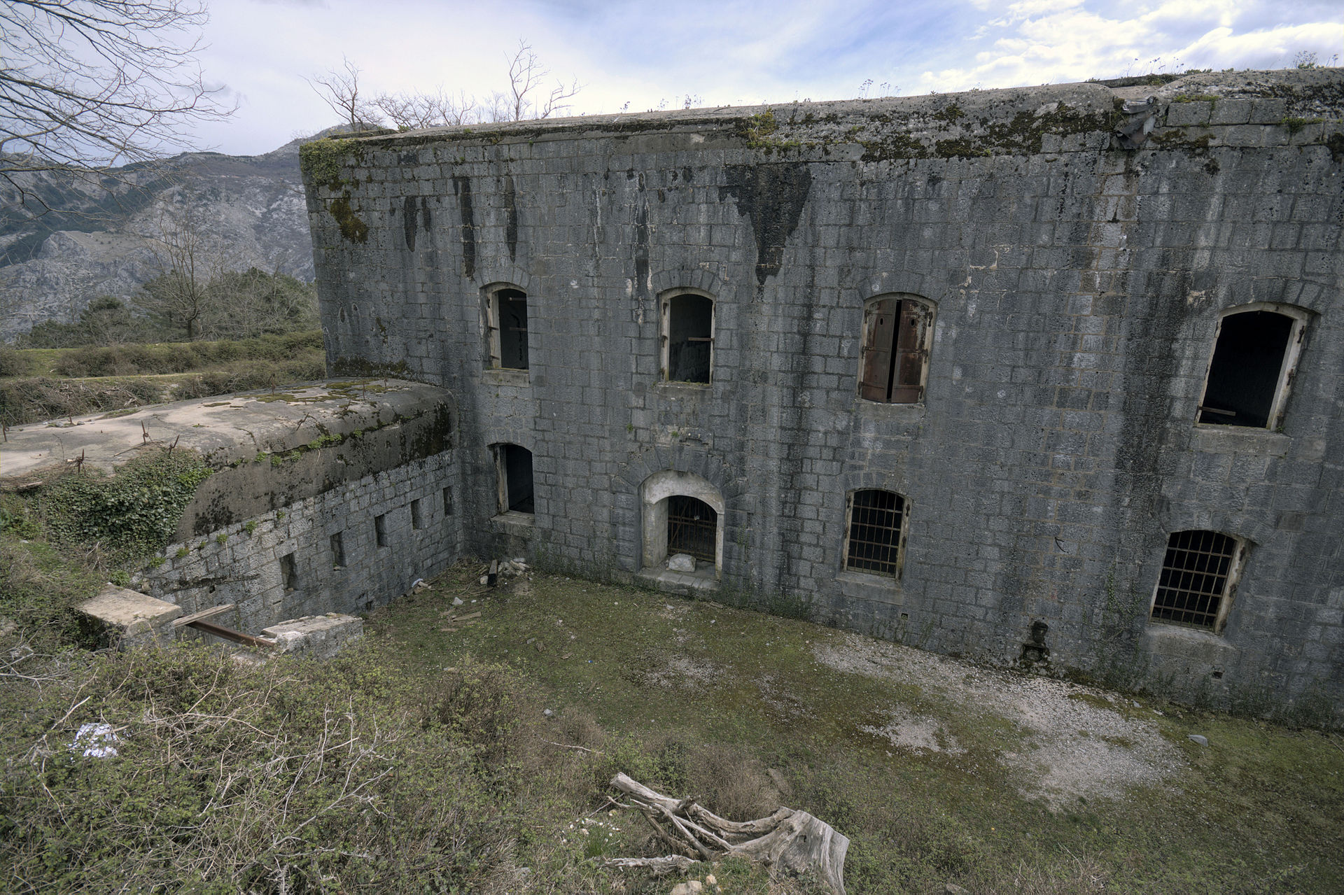 Entrée et caponnière du fort Vrmac