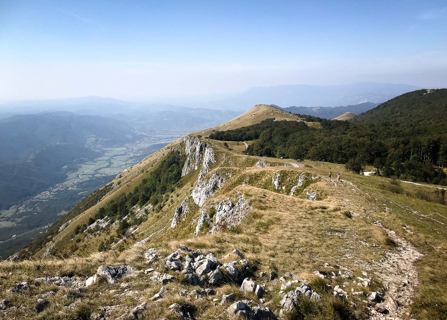 Vue à l'ouest depuis le pic Pleša sur le plateau du Nanos