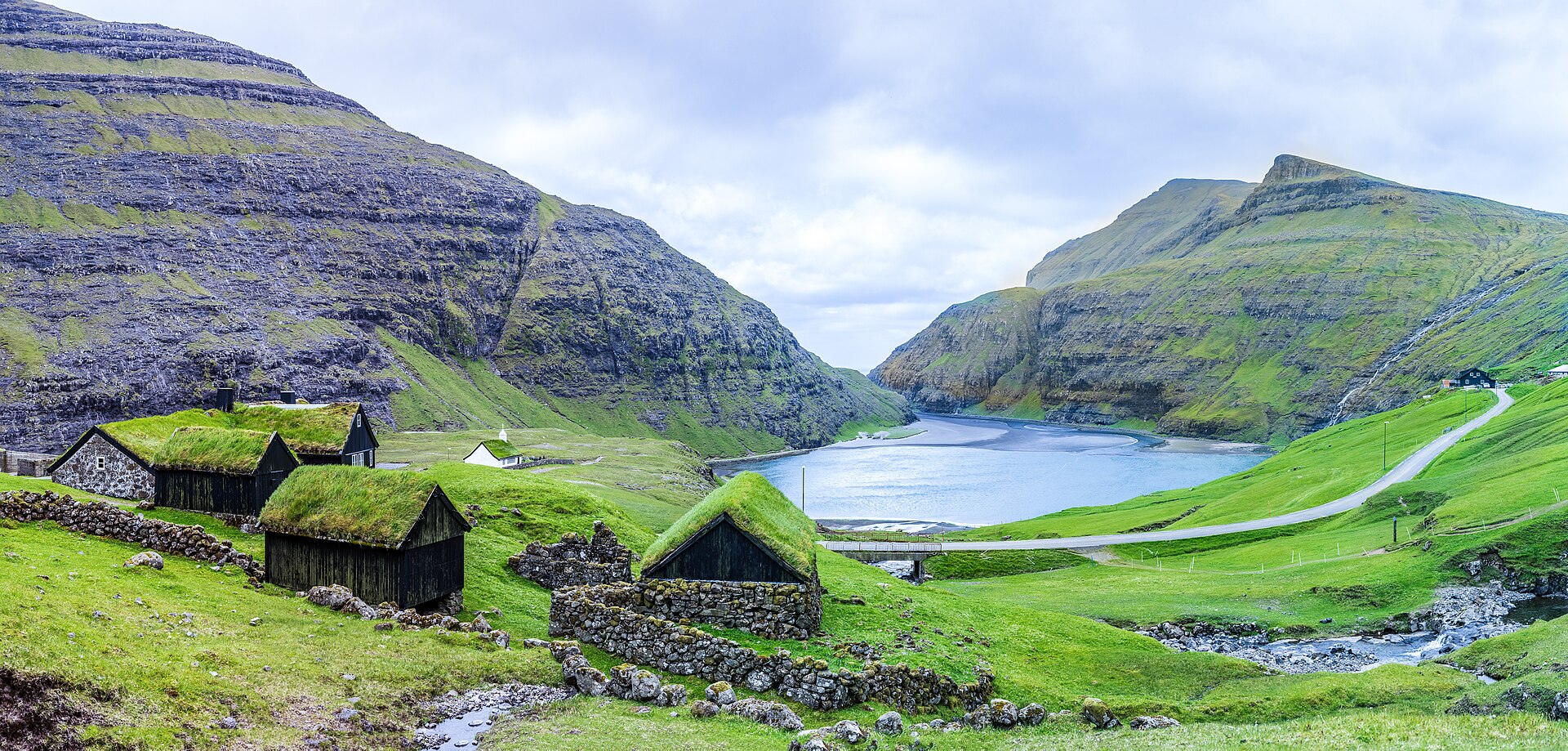 Village de Saksun au-dessus de sa lagune de marée