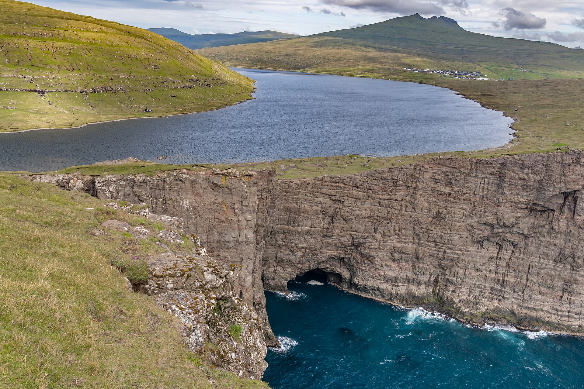Sørvágsvatn depuis Trælanípa avec l'Atlantique en contrebas