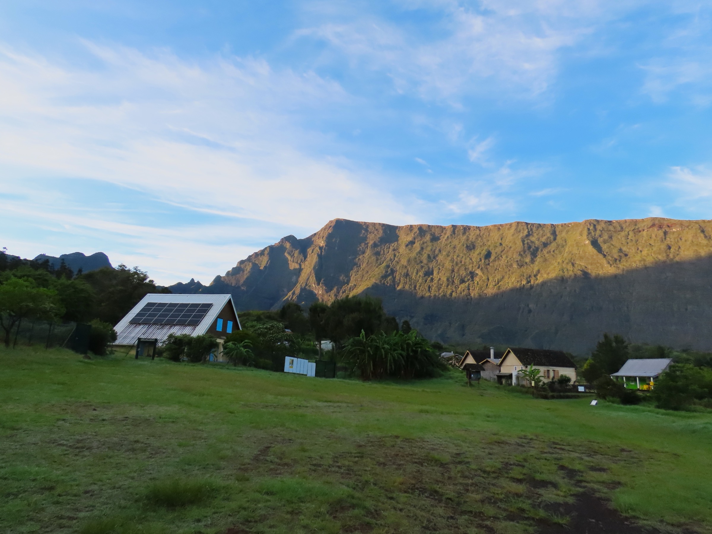 Lumière de lever de soleil sur la crête du Grand Bénare vue depuis La Nouvelle, le plus grand îlet habité du cirque de Mafate