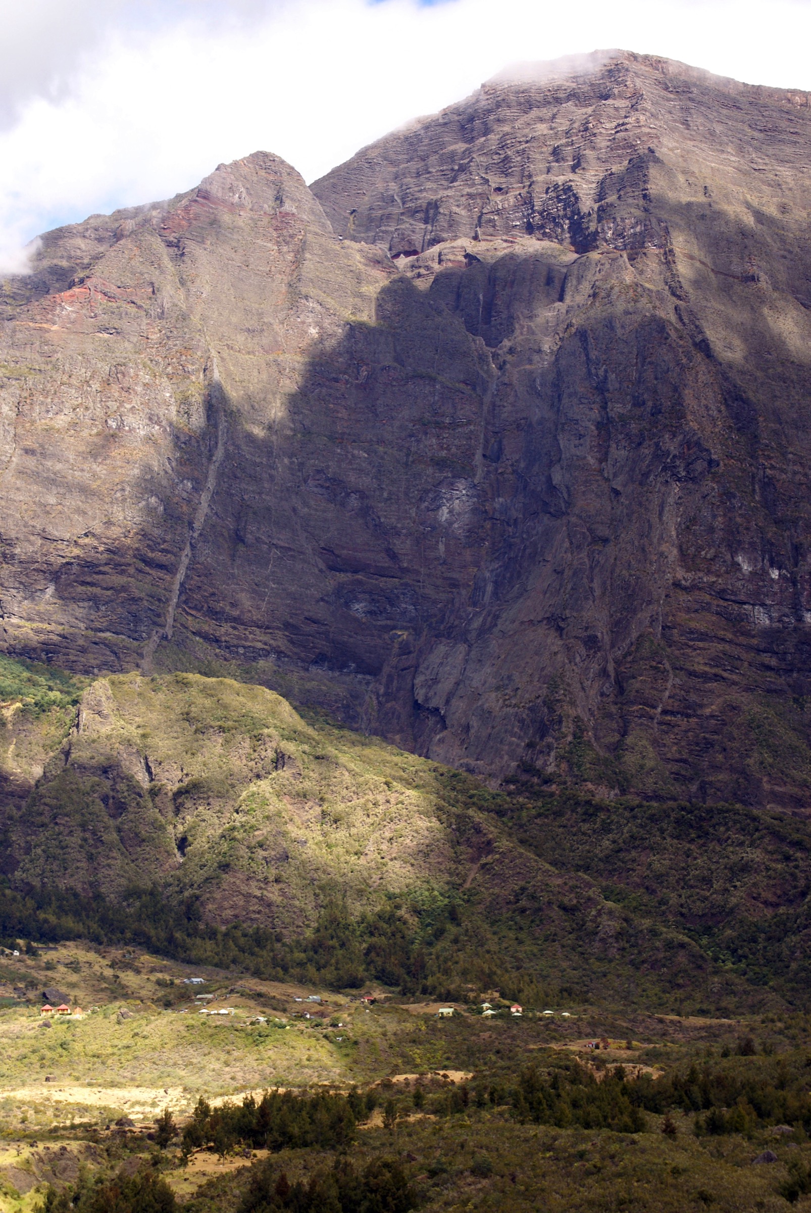 Dykes volcaniques au-dessus de Marla, regardant vers la paroi du Grand Bénare dans le cirque intérieur de Mafate