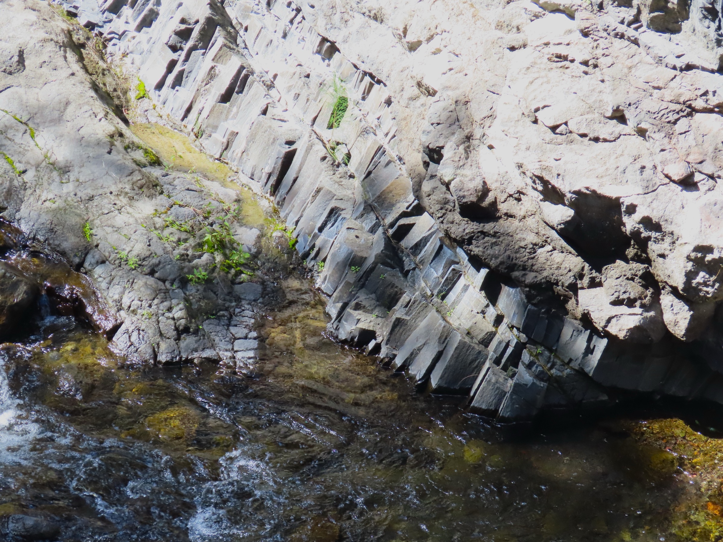 Une passerelle au-dessus de la rivière des Galets dans le bas du cirque de Mafate, sous de hauts remparts