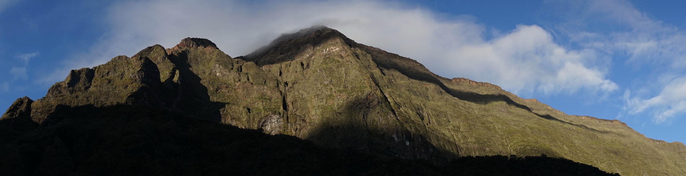 Lumière matinale panoramique sur la crête du Grand Bénare sur le rempart ouest du massif du Piton des Neiges
