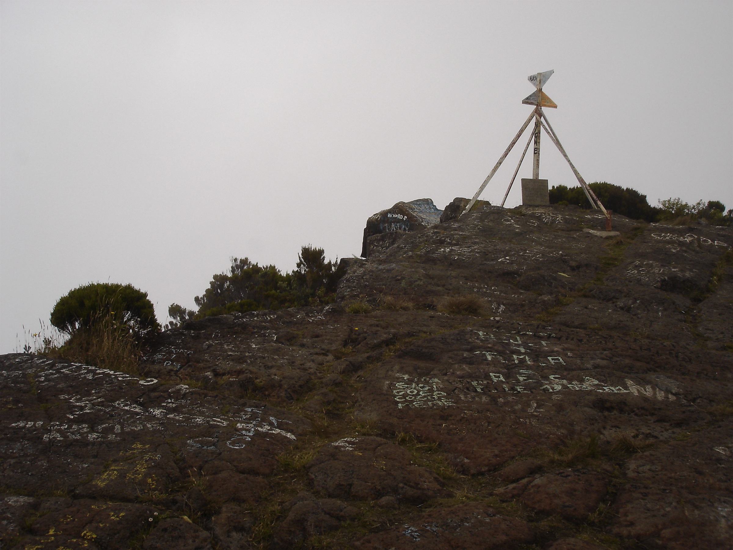 La crête sommitale de la Roche Écrite donnant sur le rempart nord du massif du Piton des Neiges