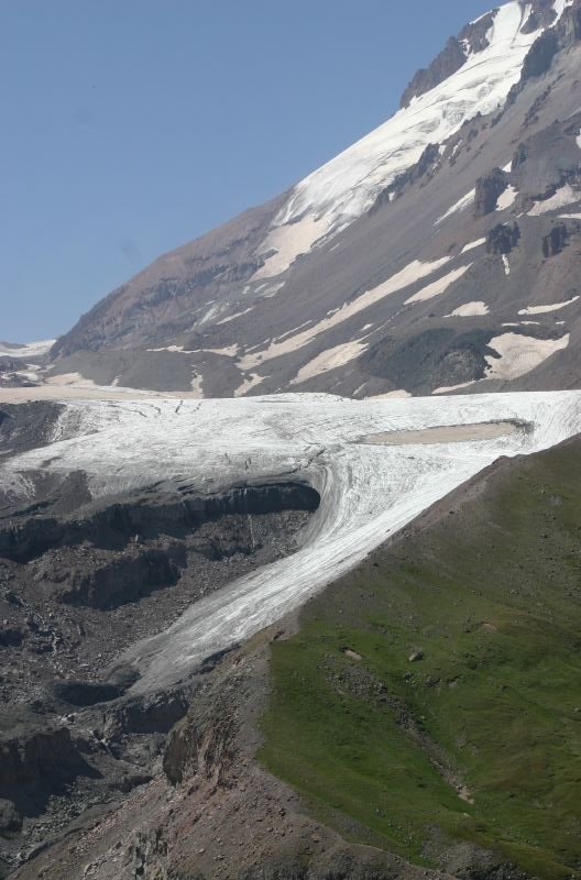 L'immense glacier de Gergeti à côté du mont Kazbek