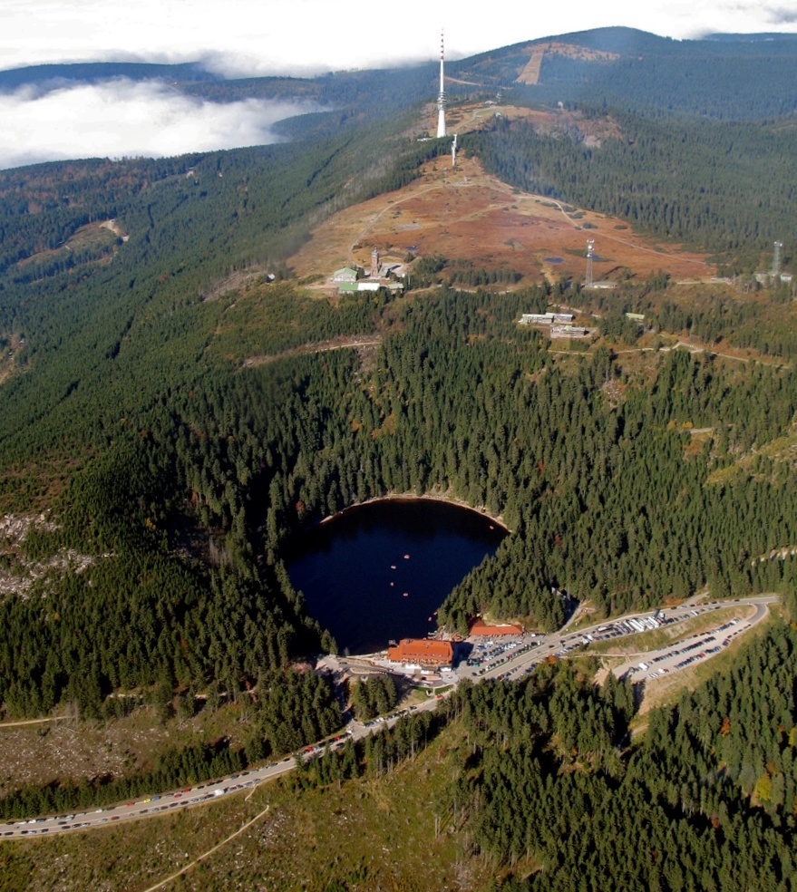 Mummelsee avec le col du Hornisgrinde