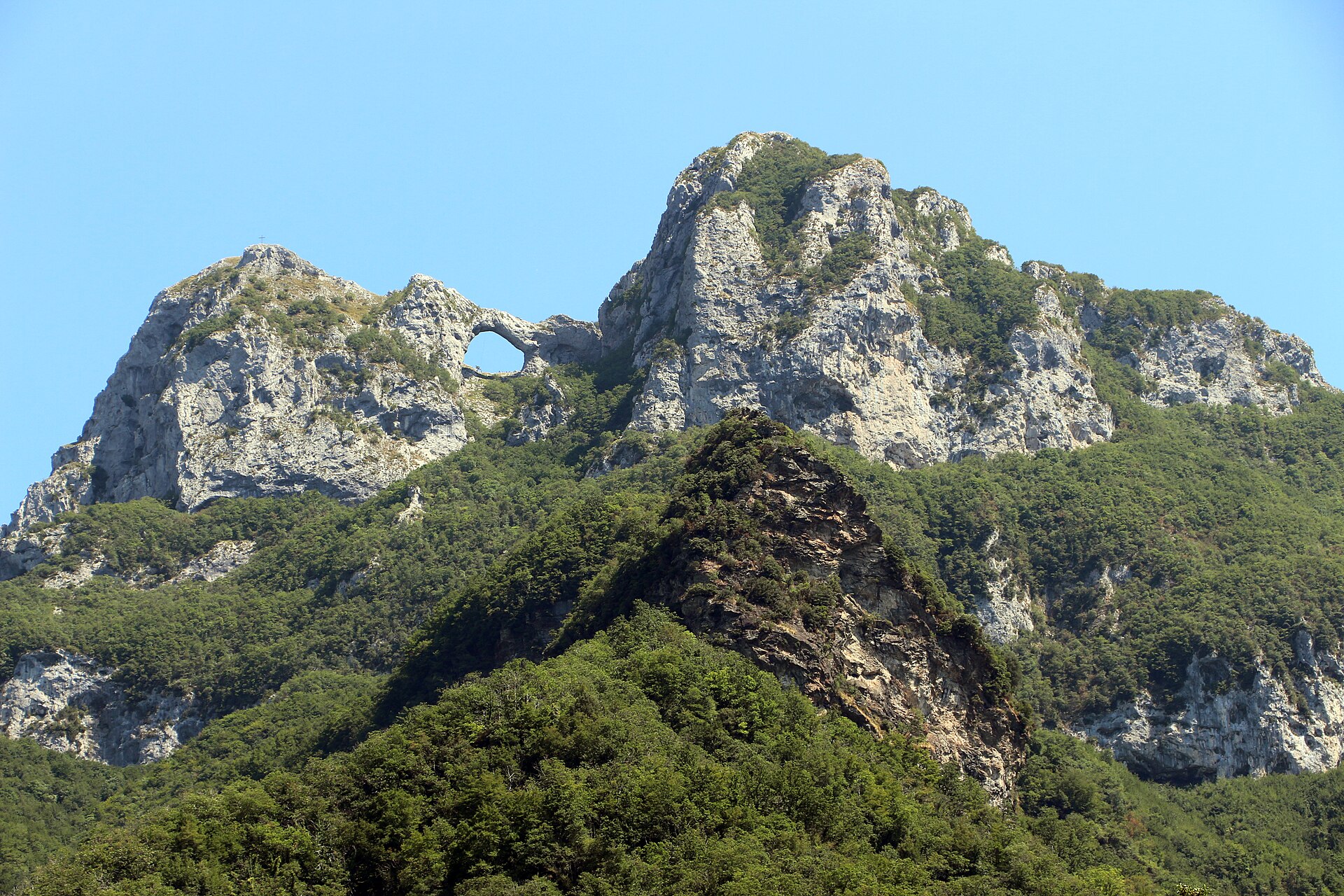 Arche naturelle du Monte Forato dans les Alpes apuanes
