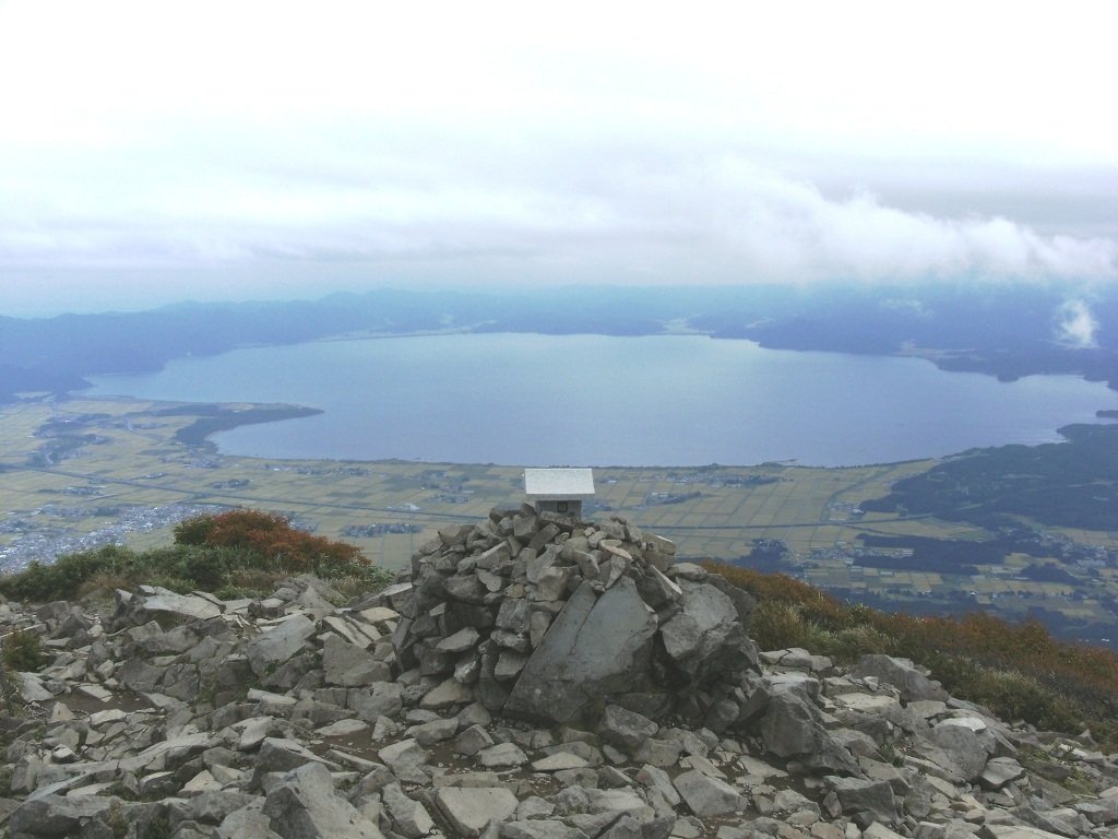 Vue sur le lac Inawashiro depuis le mont Bandai