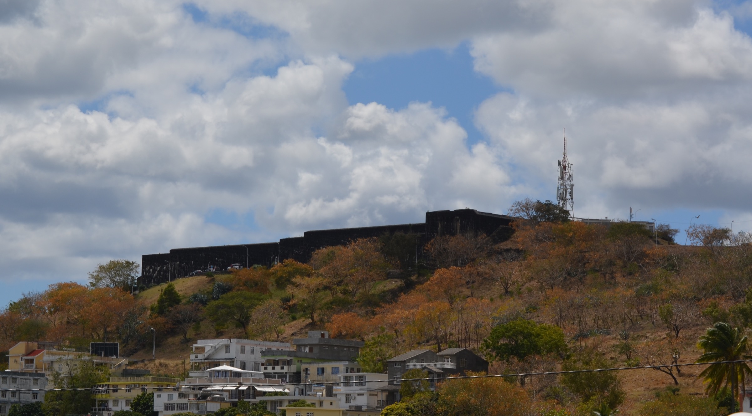 Fort Adelaide (la Citadelle) sur la Petite Montagne au-dessus de Port-Louis, avec le port et la chaîne de Moka en arrière-plan