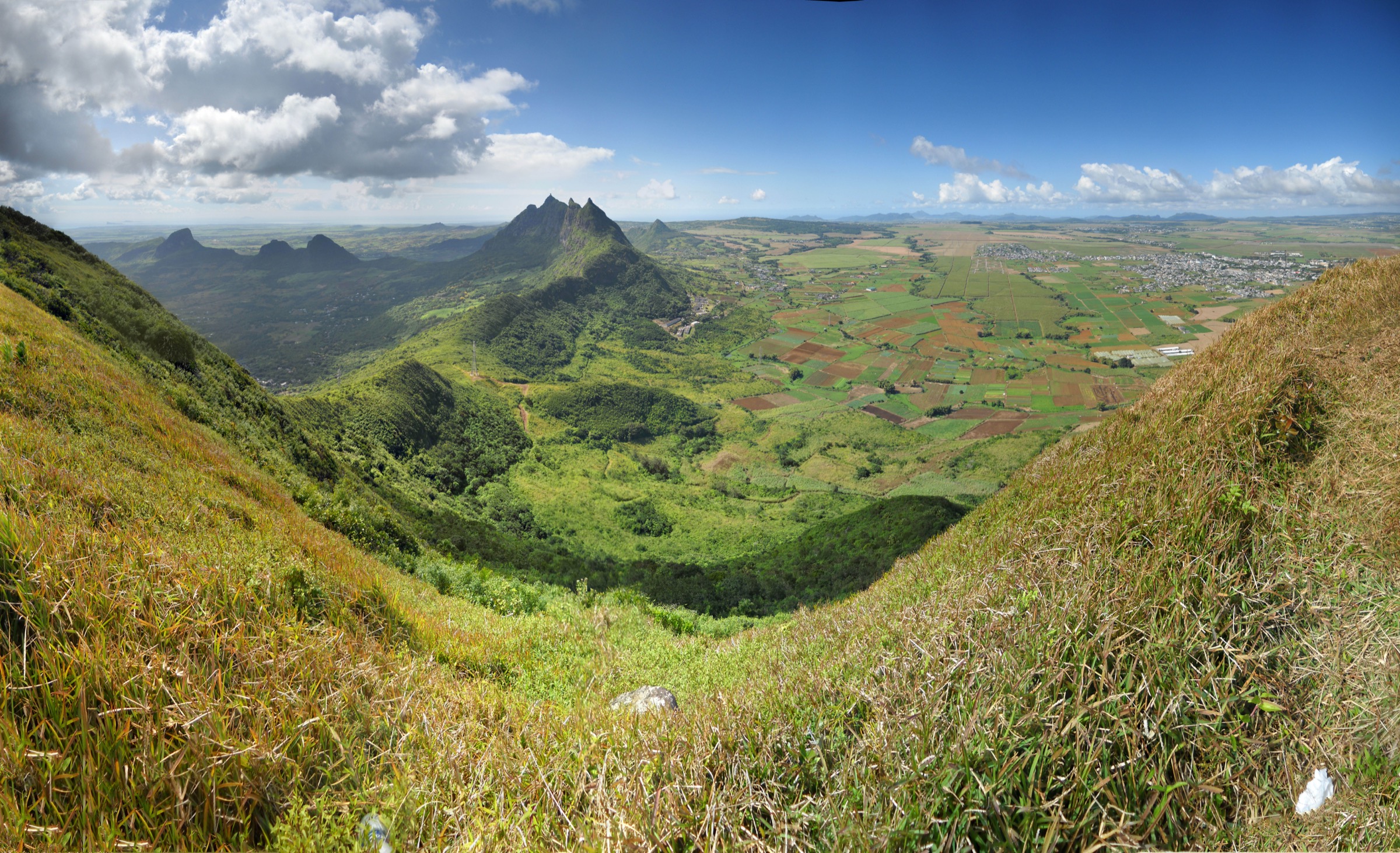 La montagne de Pieter Both, avec son bloc emblématique en forme de tête au sommet, vue depuis le flanc sud dans la chaîne de Moka