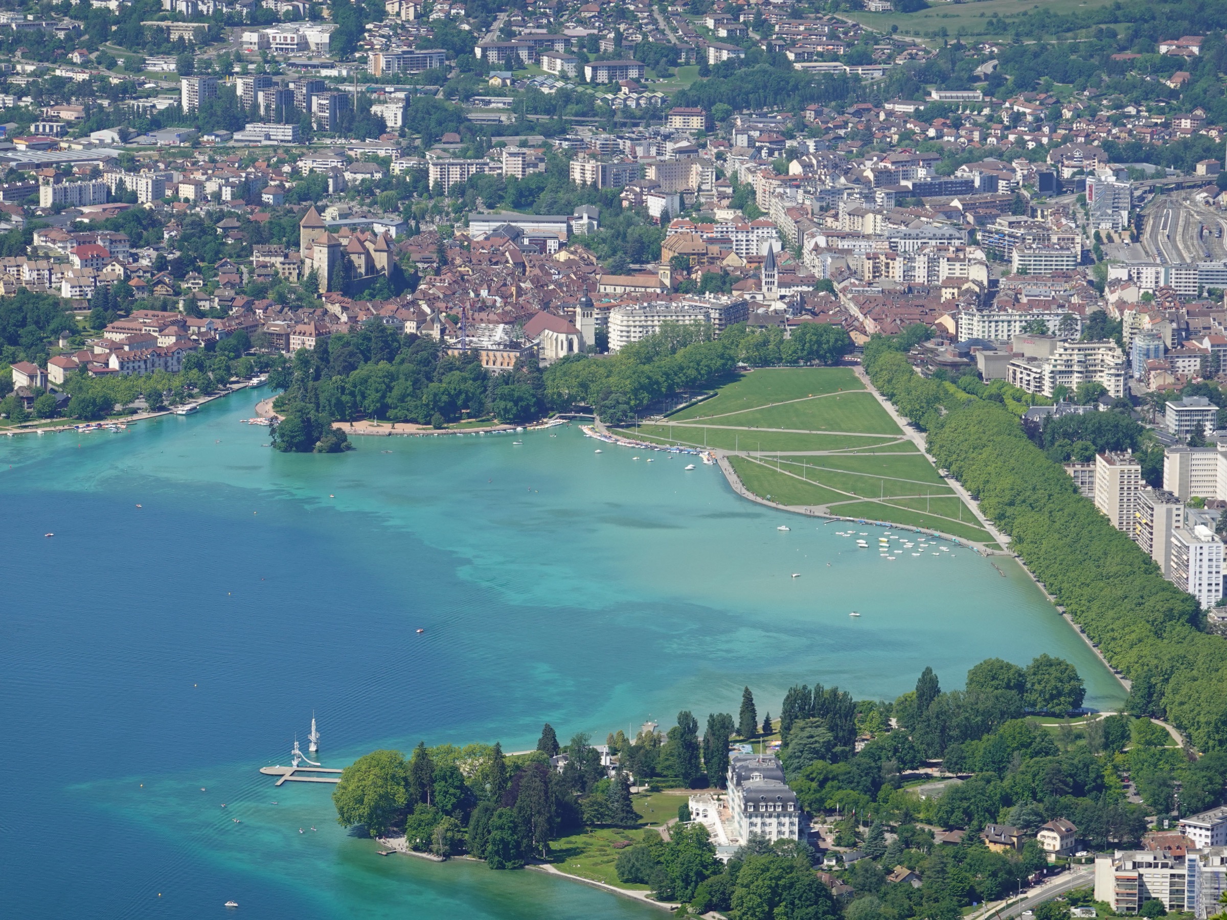 Vieille ville d'Annecy et les jardins du Pâquier au bord du lac d'Annecy, avec les crêtes environnantes en arrière-plan