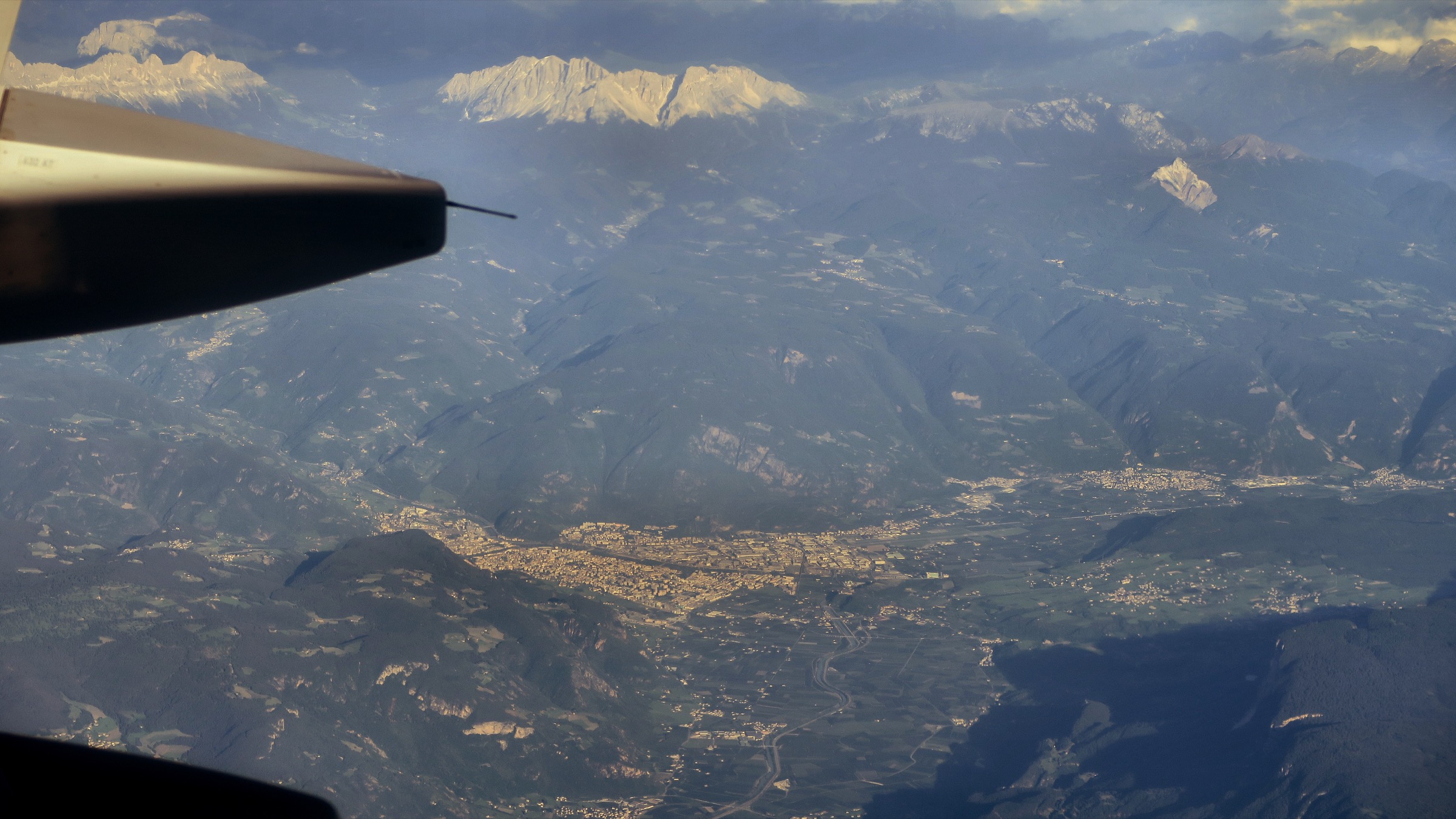 Vue aérienne de Bolzano avec les vallées de l'Isarco et de l'Adige et les contreforts des Dolomites encadrant la ville