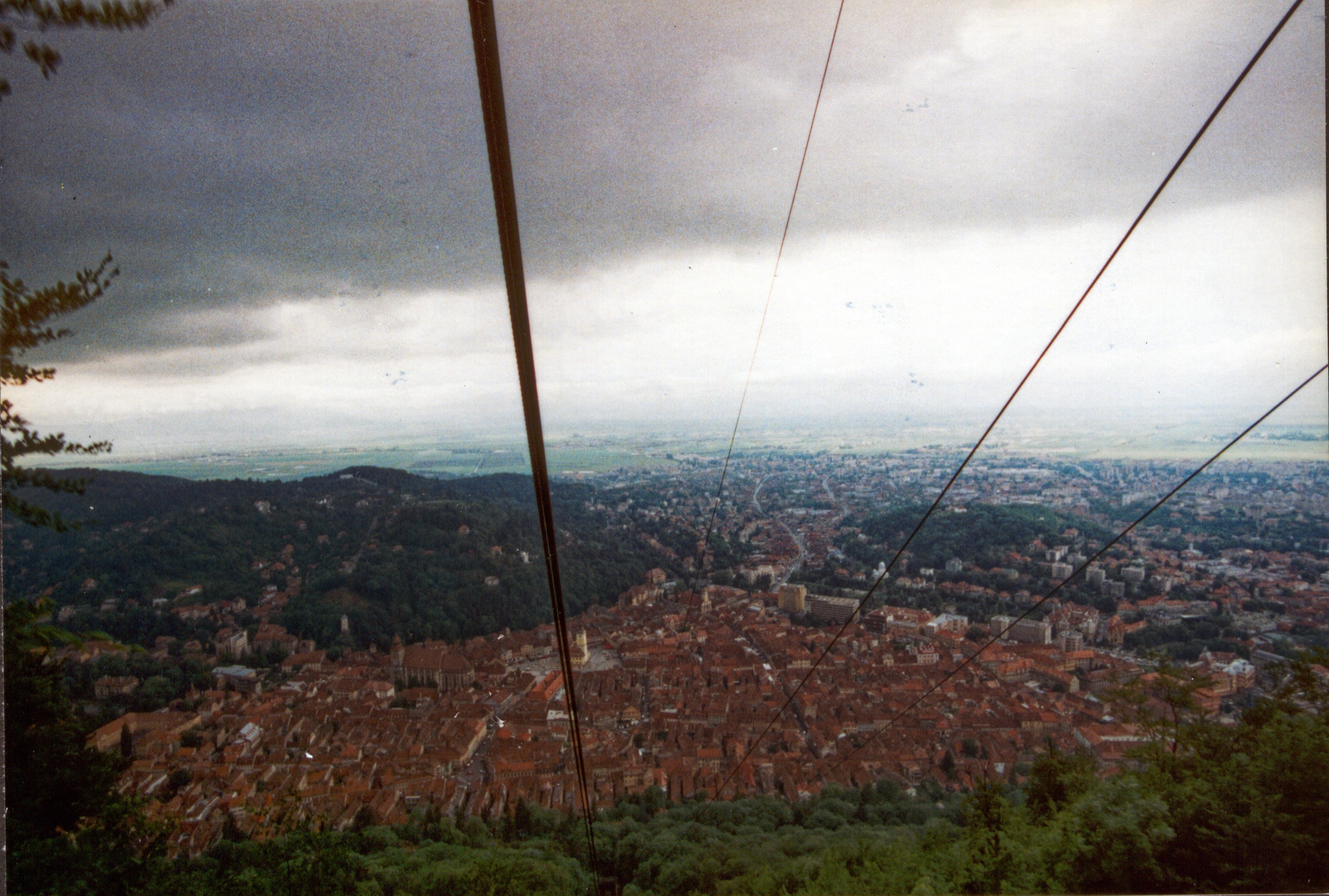 Vieille ville de Brașov, place du Conseil et Église noire vues depuis le Mont Tâmpa au-dessus des murailles médiévales