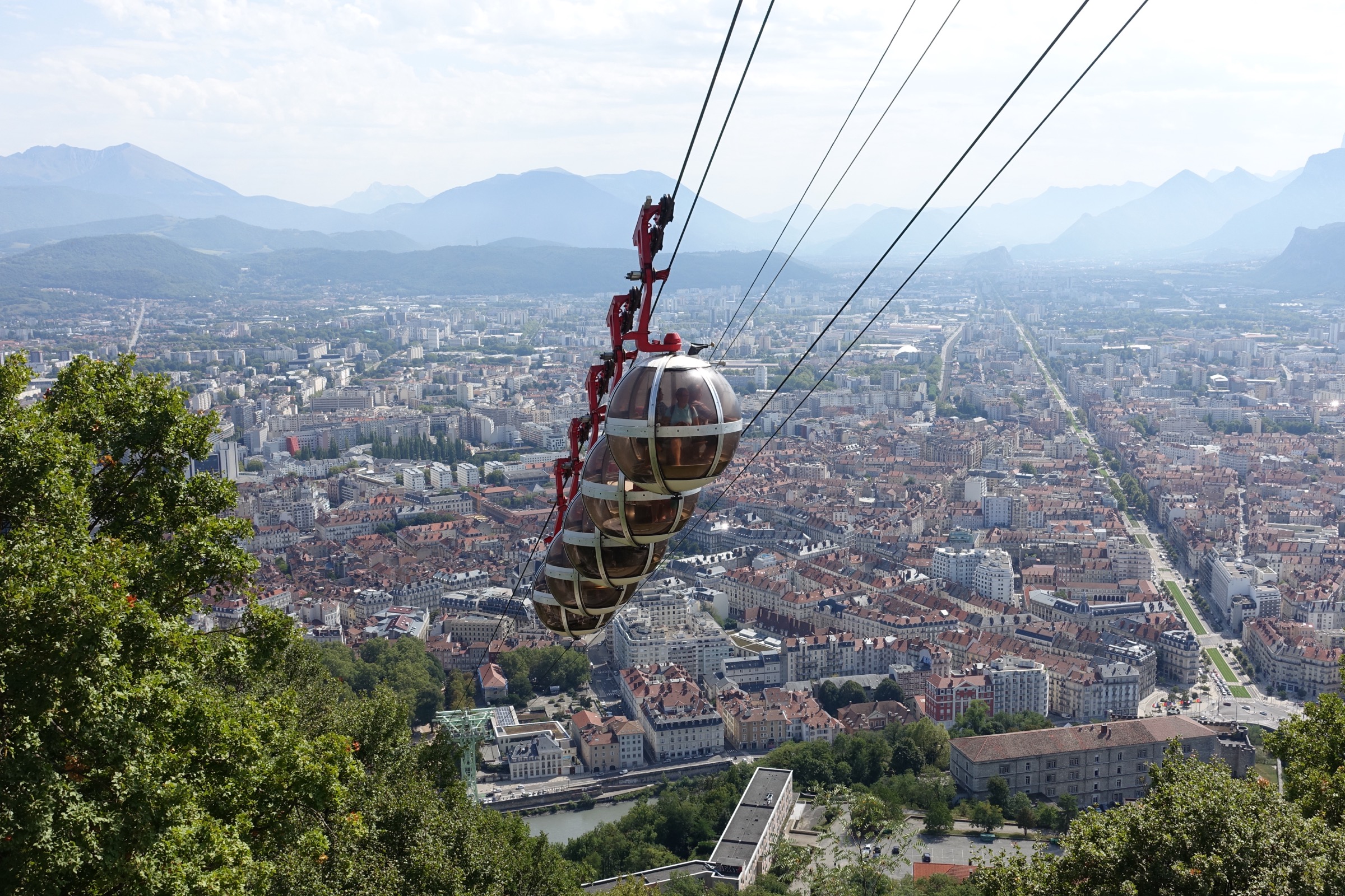 Cabines sphériques du téléphérique de la Bastille de Grenoble au-dessus de la vallée de l'Isère