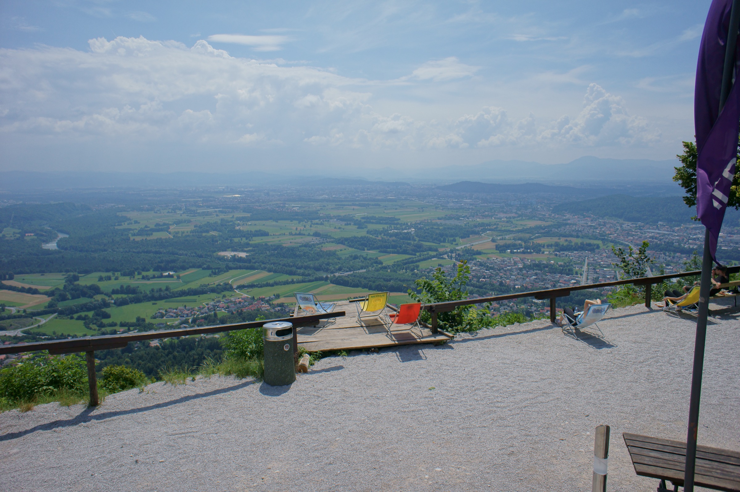 Vue depuis Šmarna Gora à travers les contreforts boisés vers Ljubljana sur la plaine en contrebas