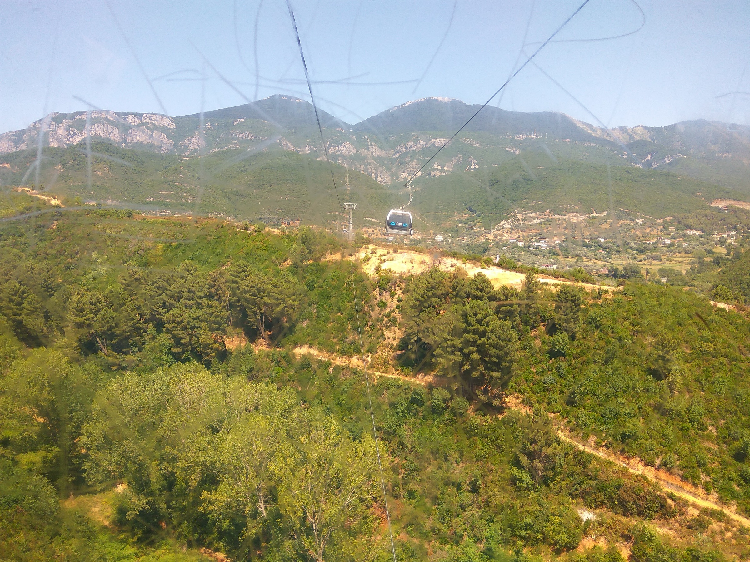 Le Mont Dajti s'élevant au-dessus des crêtes à l'est de Tirana, atteint par le téléphérique Dajti Ekspres