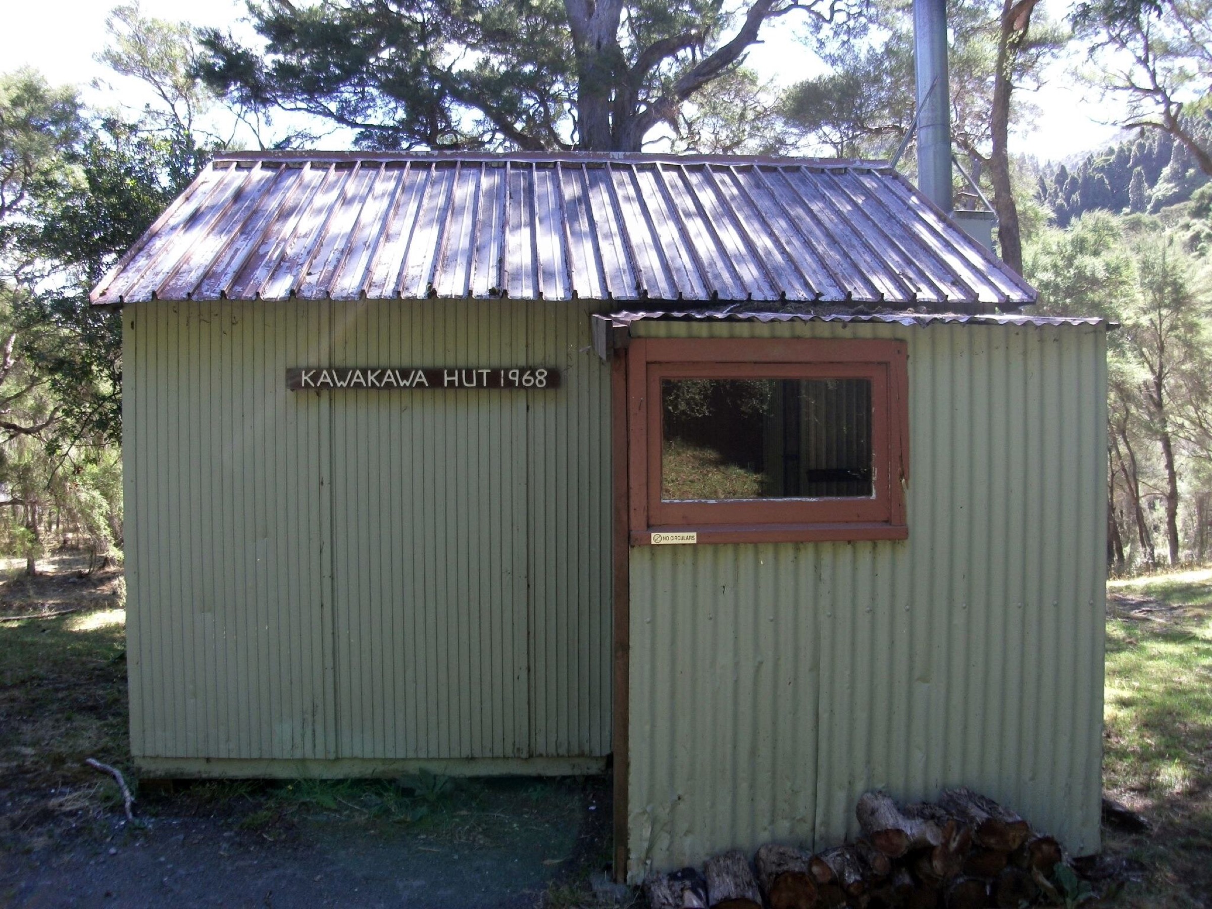 Kawakawa Hut dans l'Aorangi Forest Park, Aorangi central