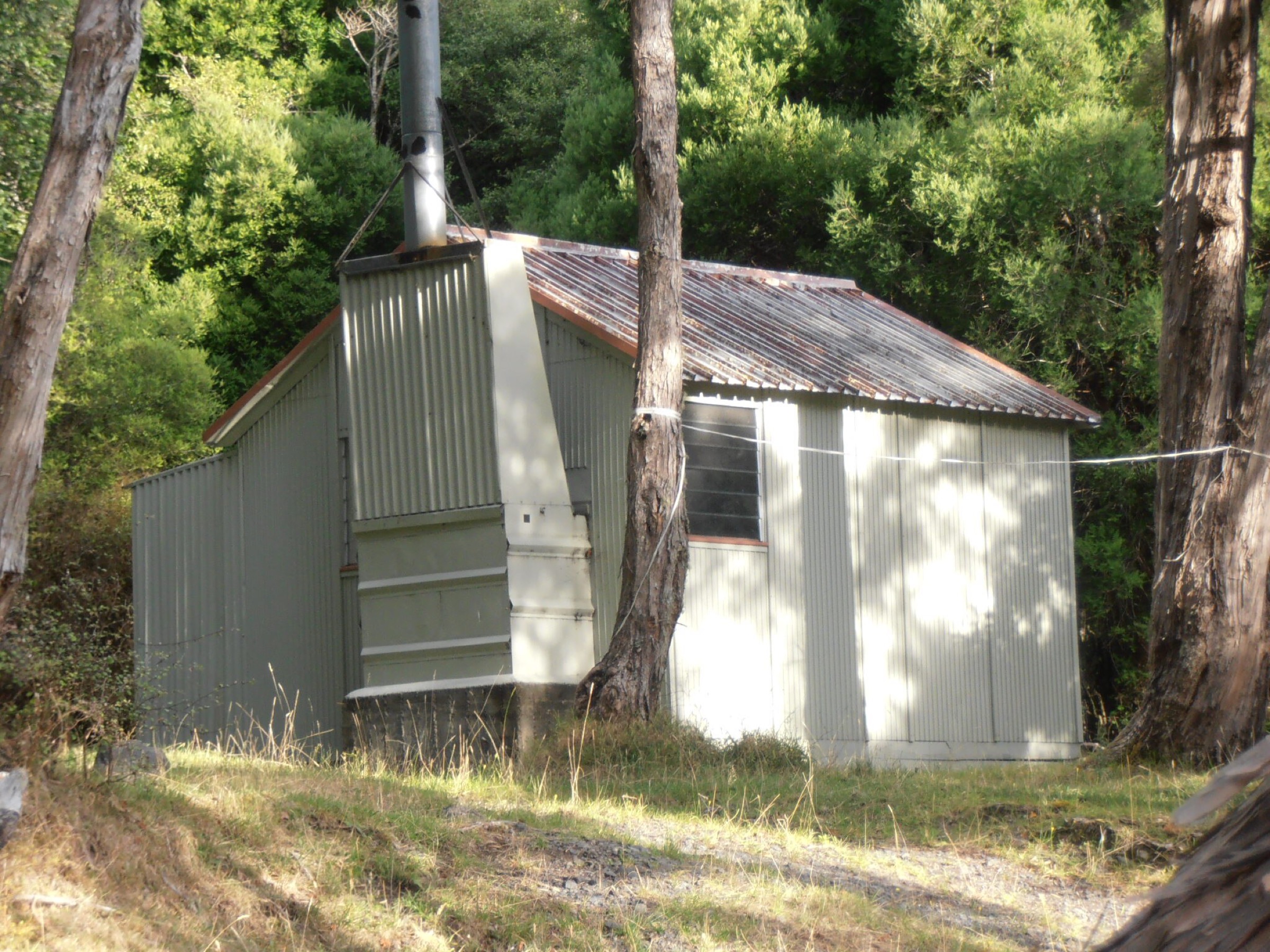 Kawakawa Hut dans l'Aorangi Forest Park, départ de la section Kawakawa à Mangatoetoe